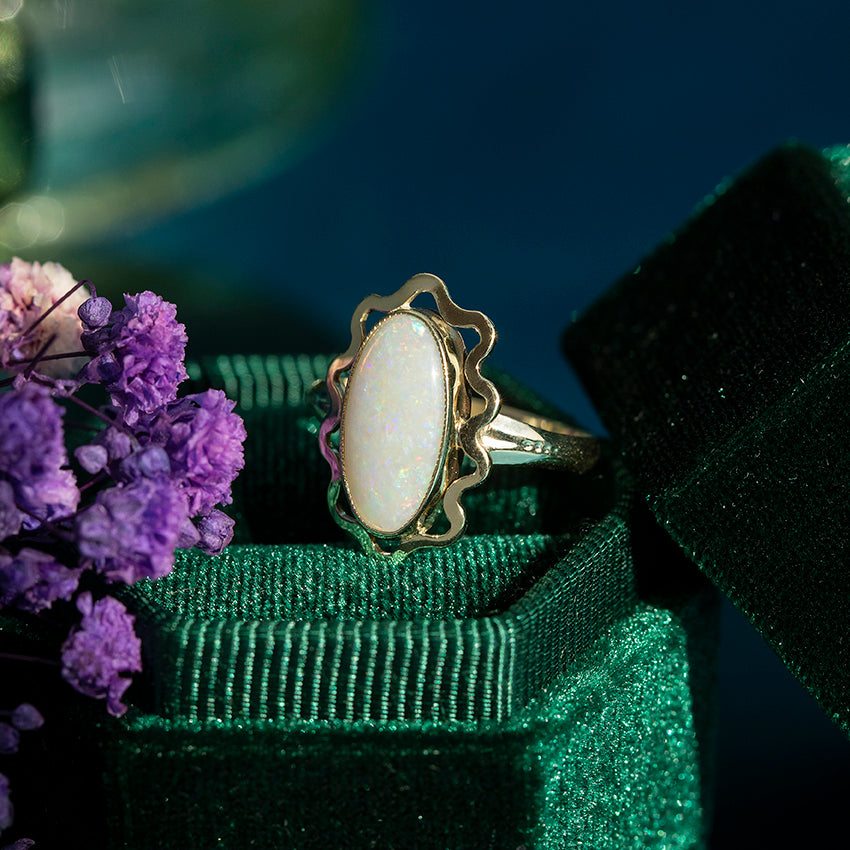 Gouden vintage ring met opaal 14 kt