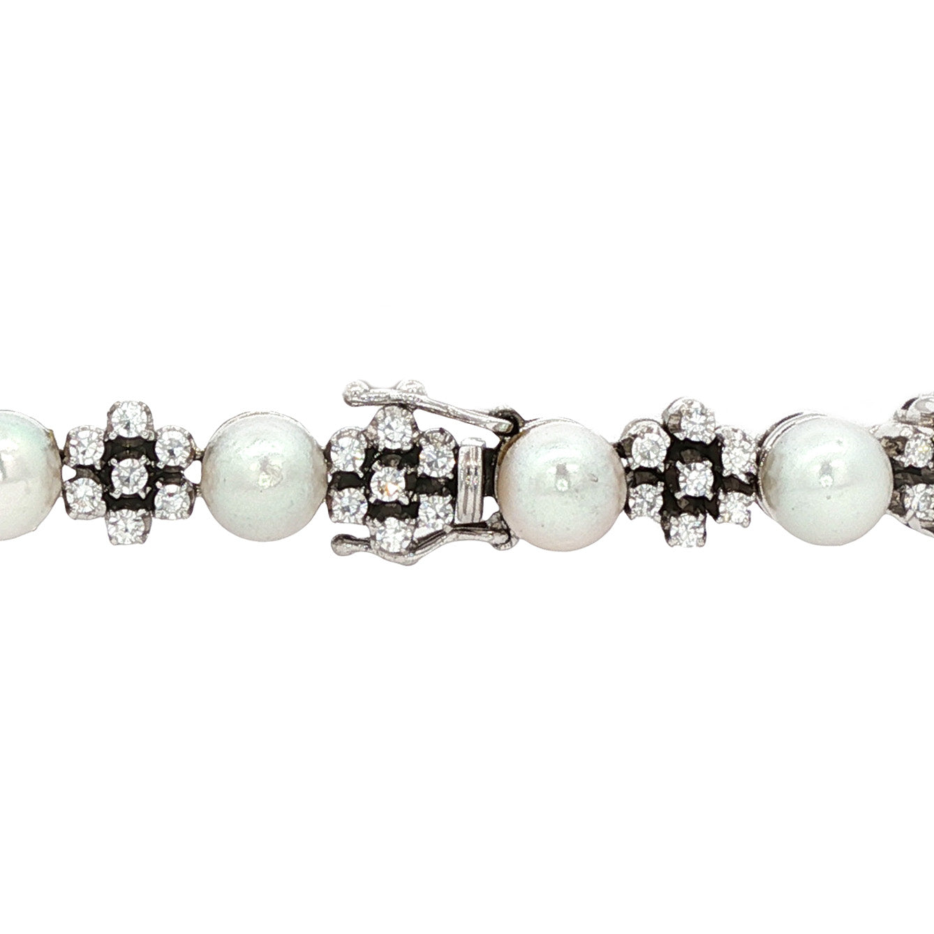 18 kt white gold bracelet with a diamond and a pearl