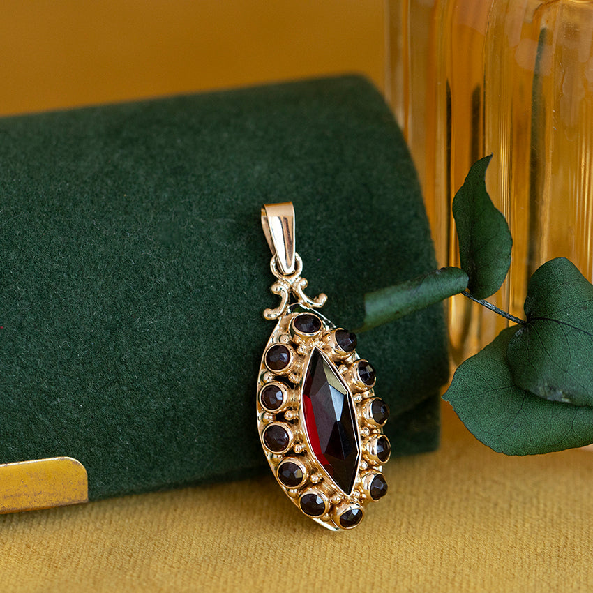 Vintage gold pendant with garnet, 14 kt