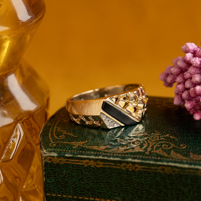 Vintage ring with onyx and diamond, 10 kt