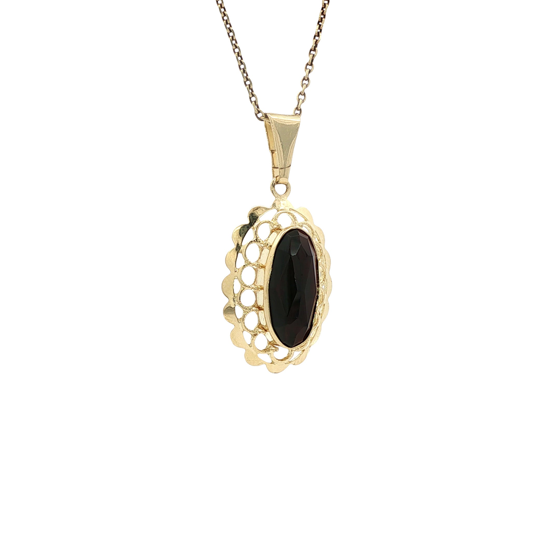 14 kt gold pendant with garnet
