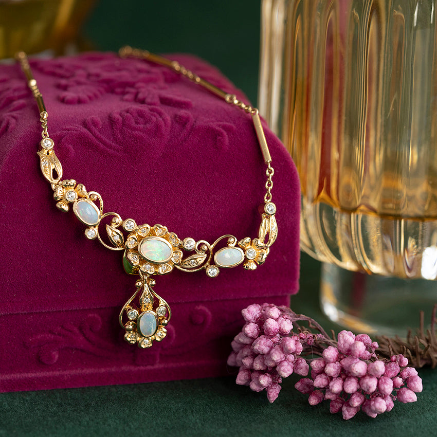 Gouden collier met opaal en diamant 18 kt