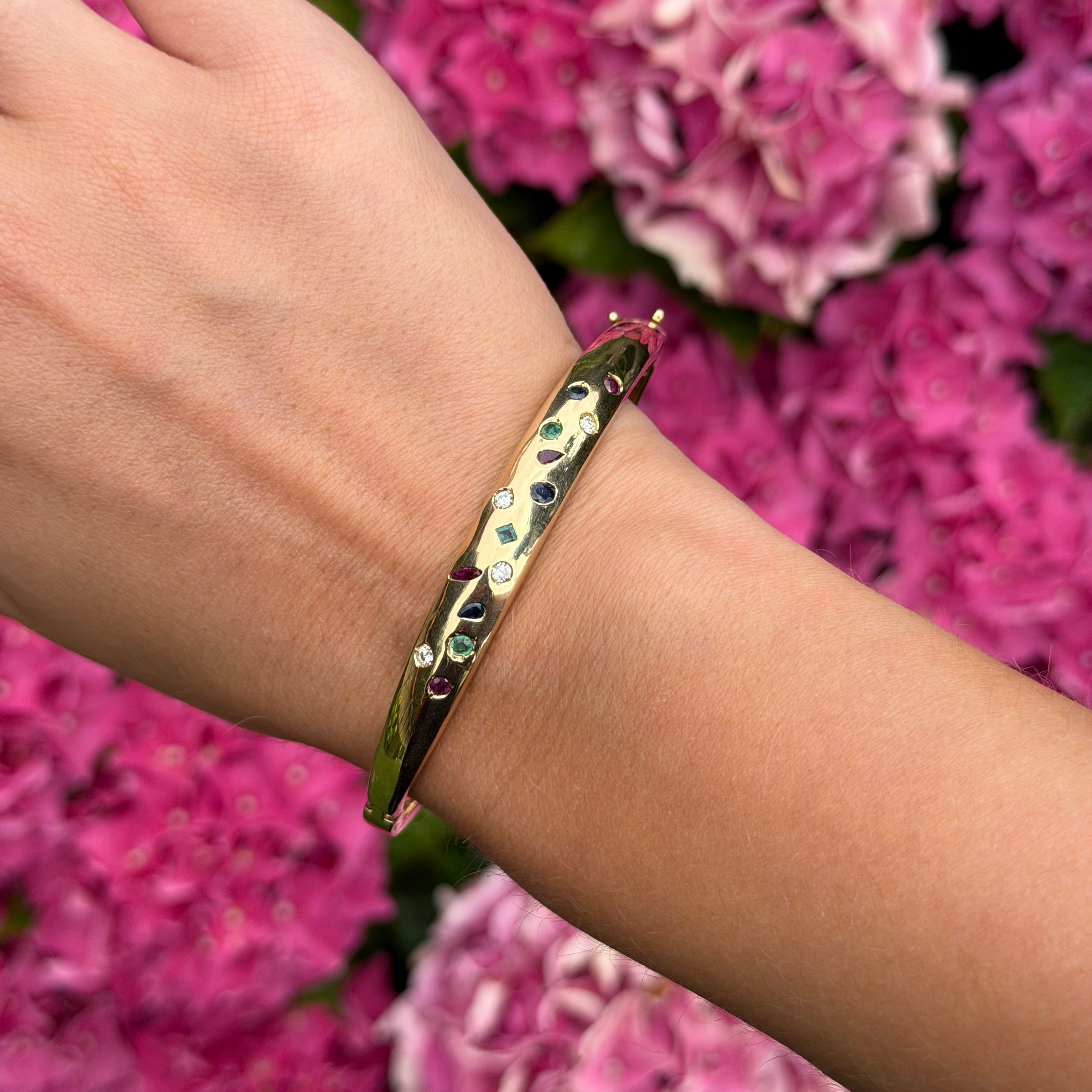 Vintage bangle met robijn, saffier, smaragd en diamant 12 kt