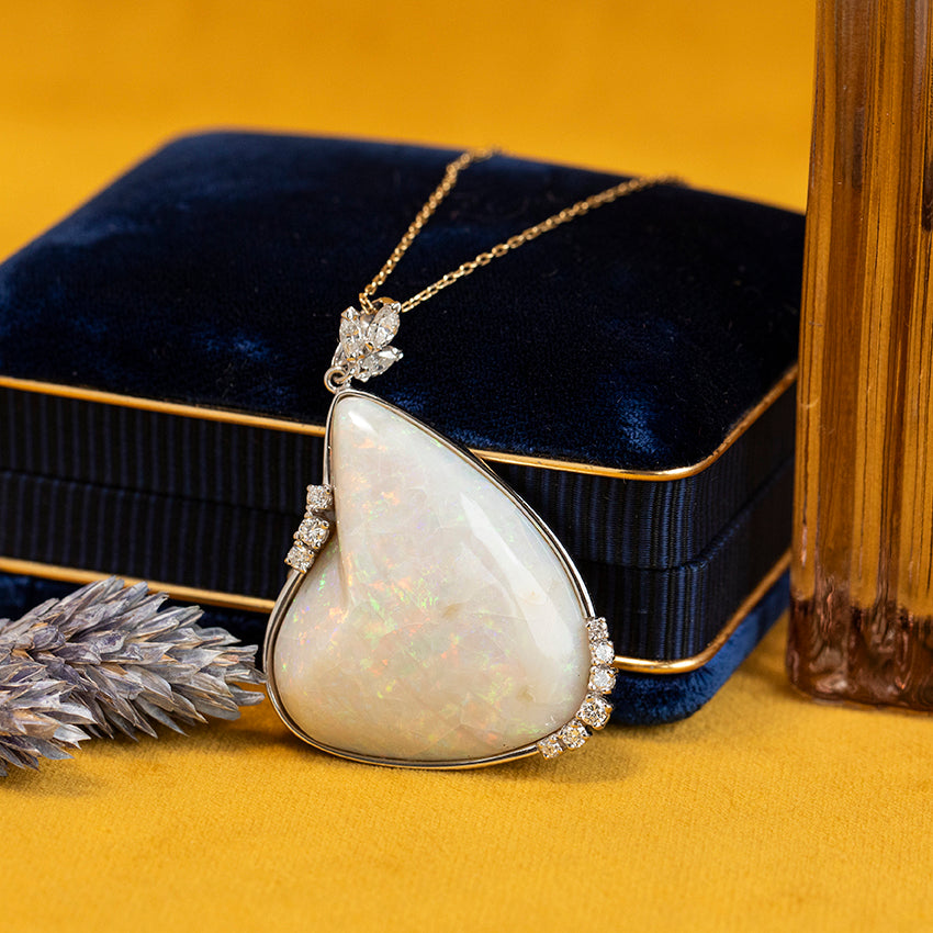White gold pendant with opal and diamond 14 kt