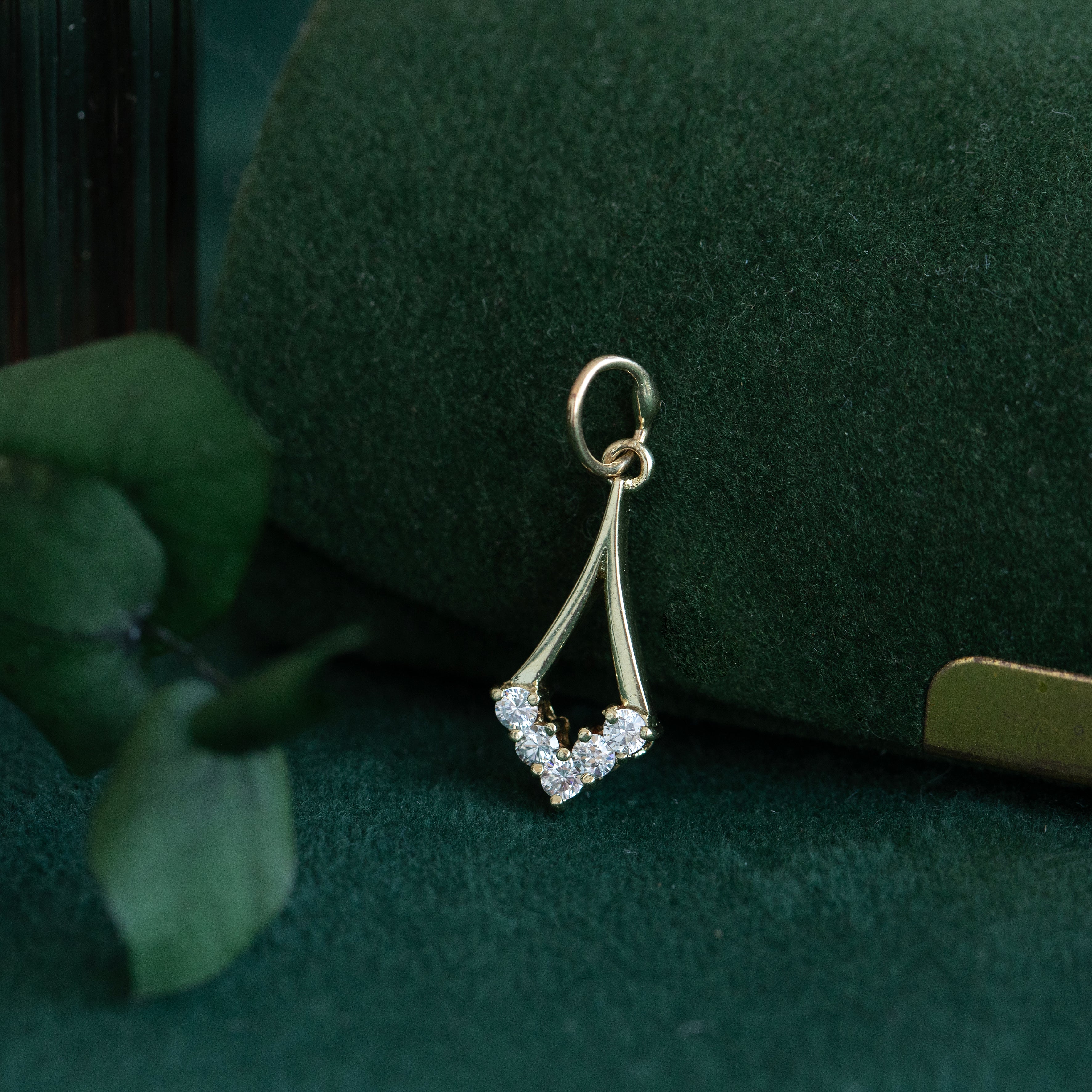 14 kt gold vintage pendant with zirconia