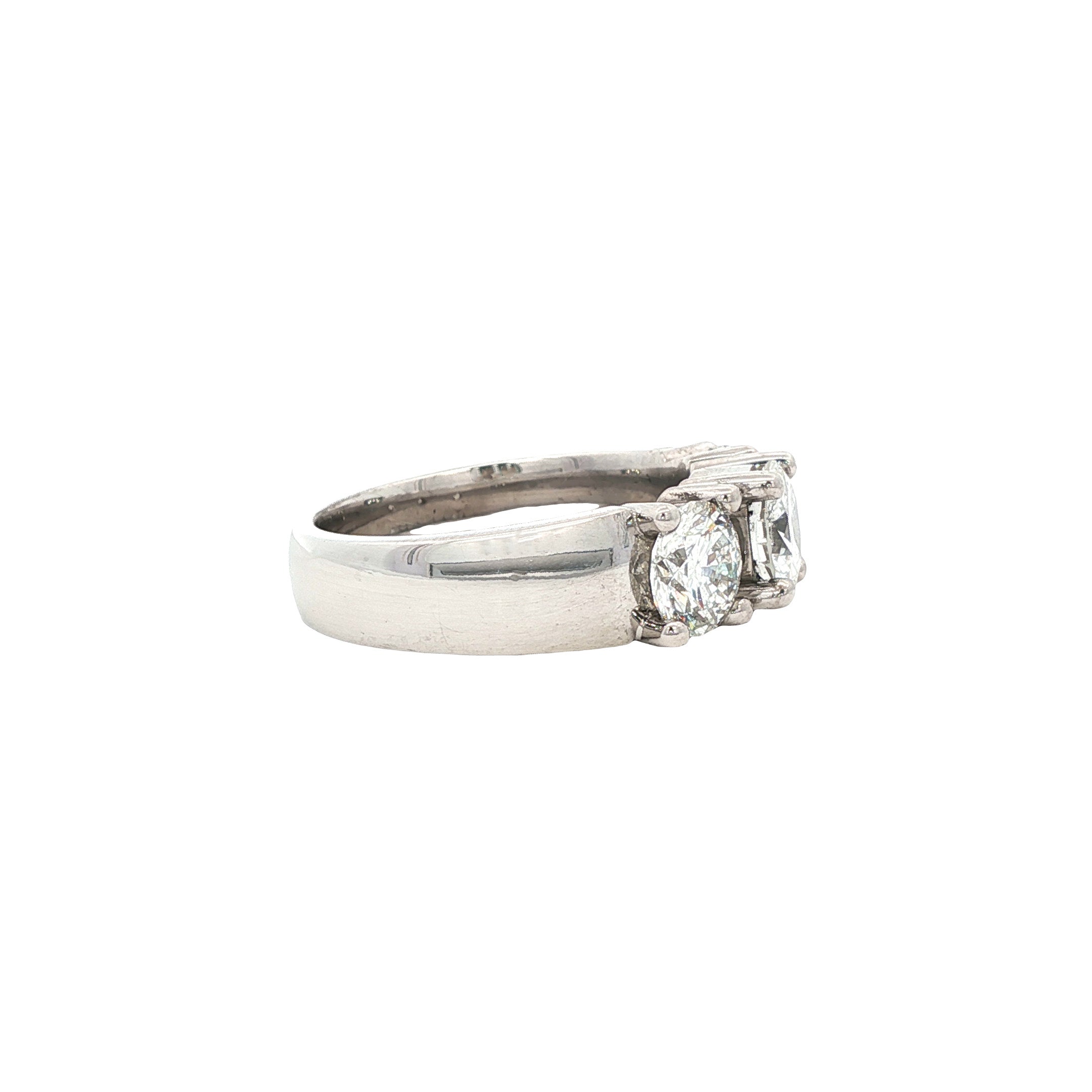 14 kt white gold ring with diamond