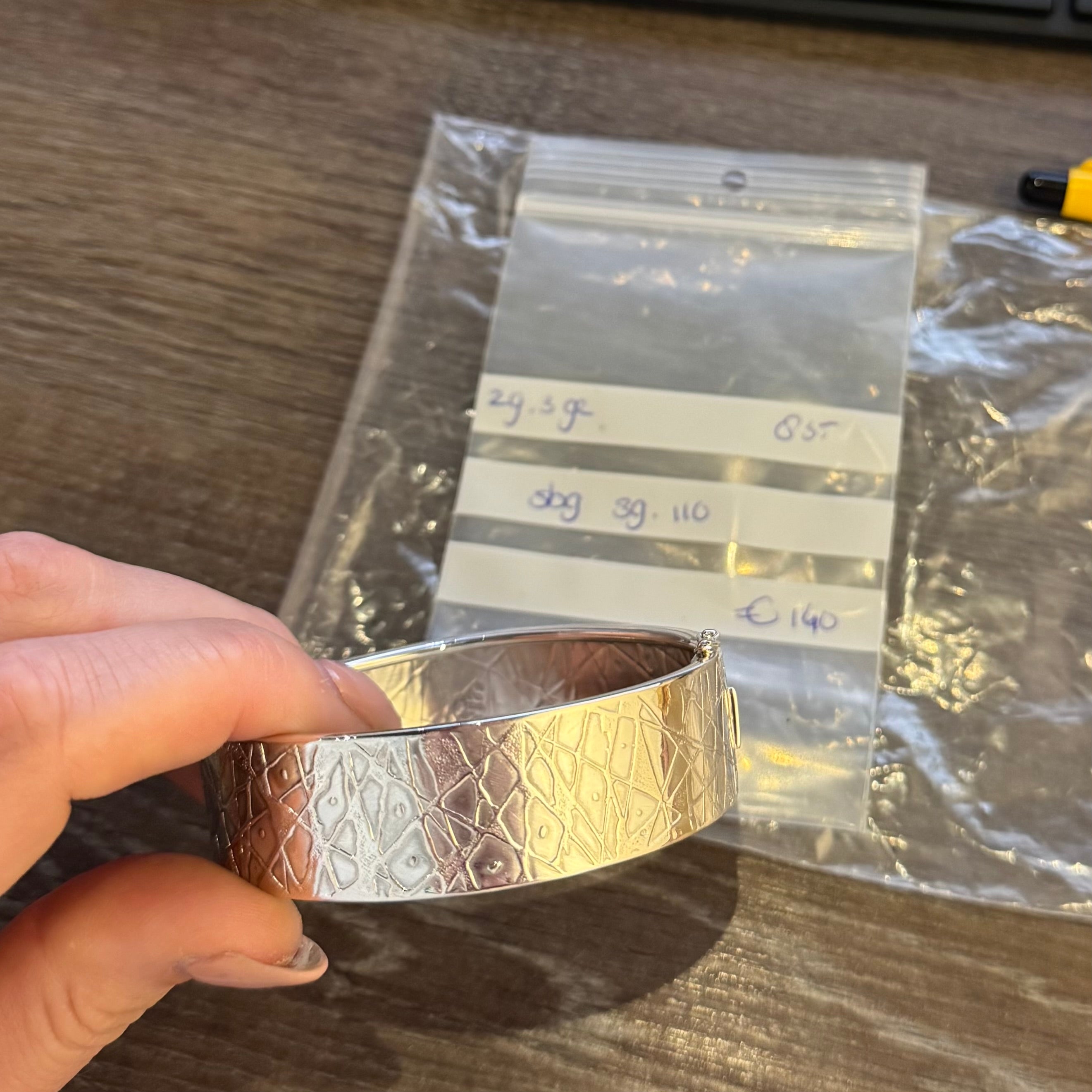 Zilveren bangle met gravure 835