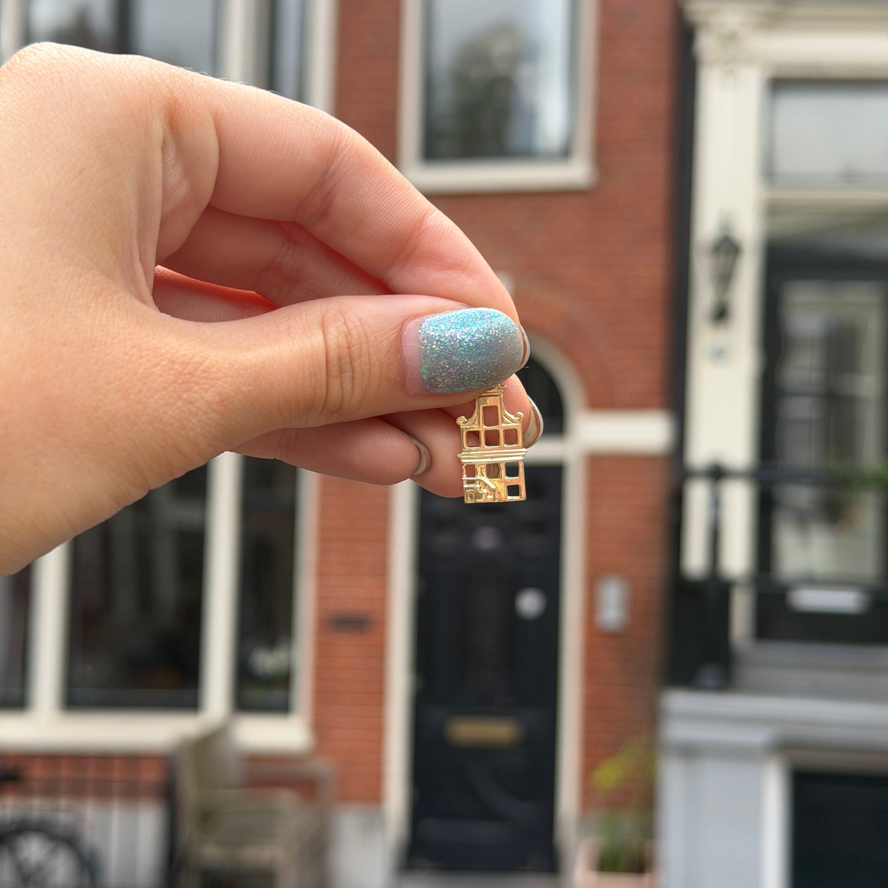 Golden vintage canal house pendant, 14 kt