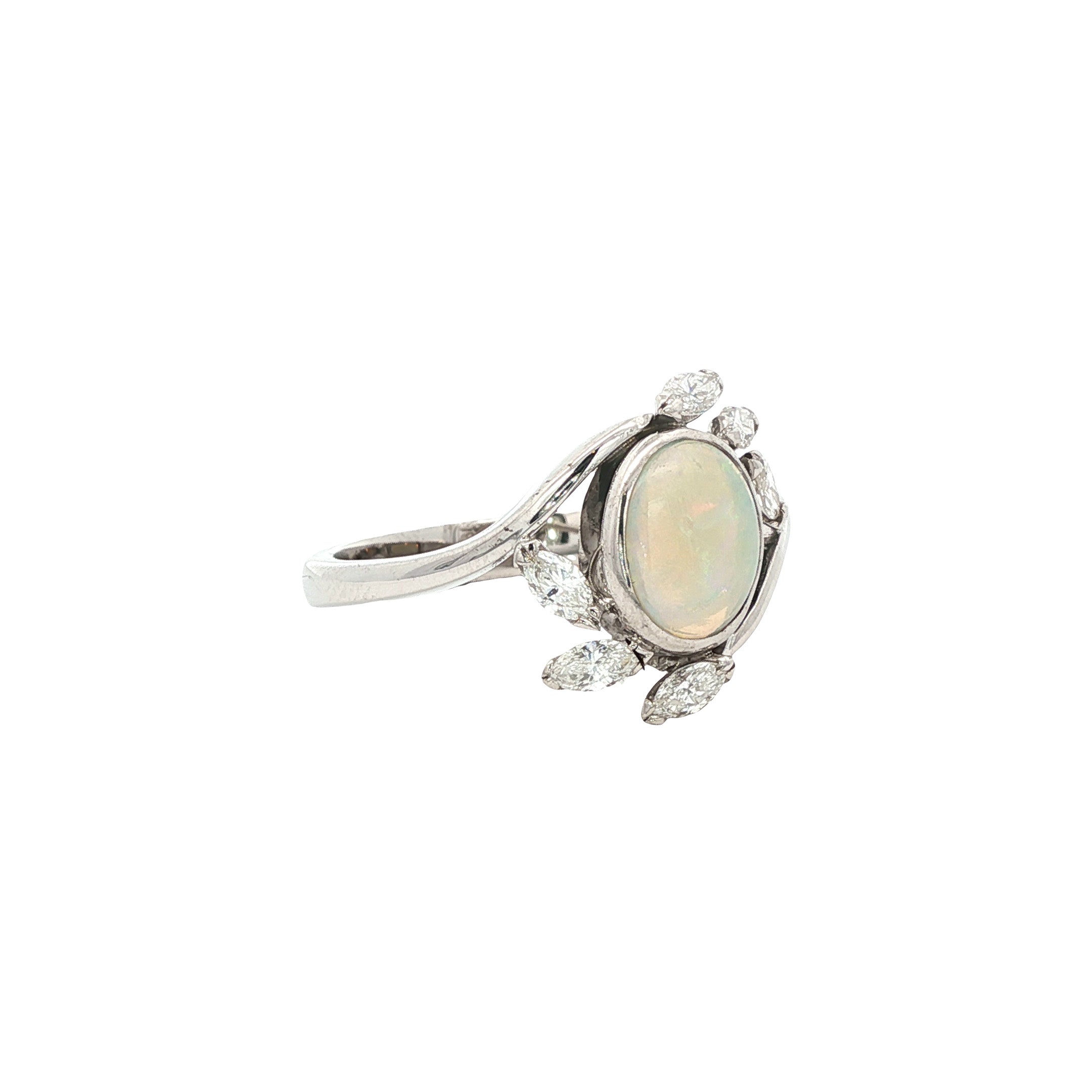 Vintage 14 kt white gold ring with opal and diamond