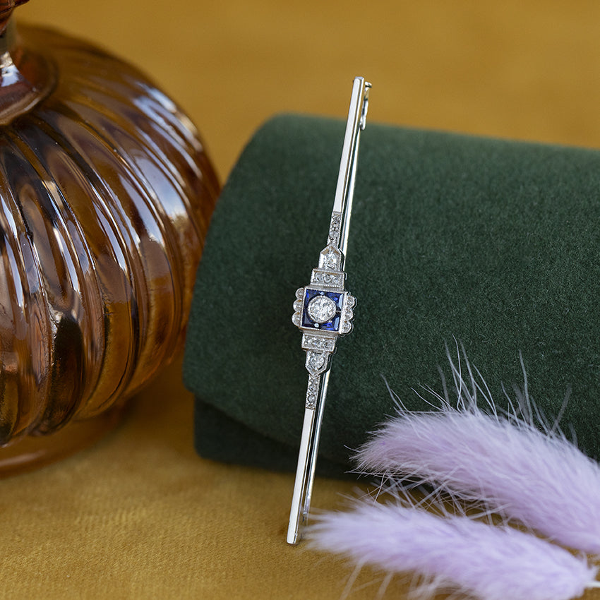 White gold brooch with sapphire and diamond 18 kt/850