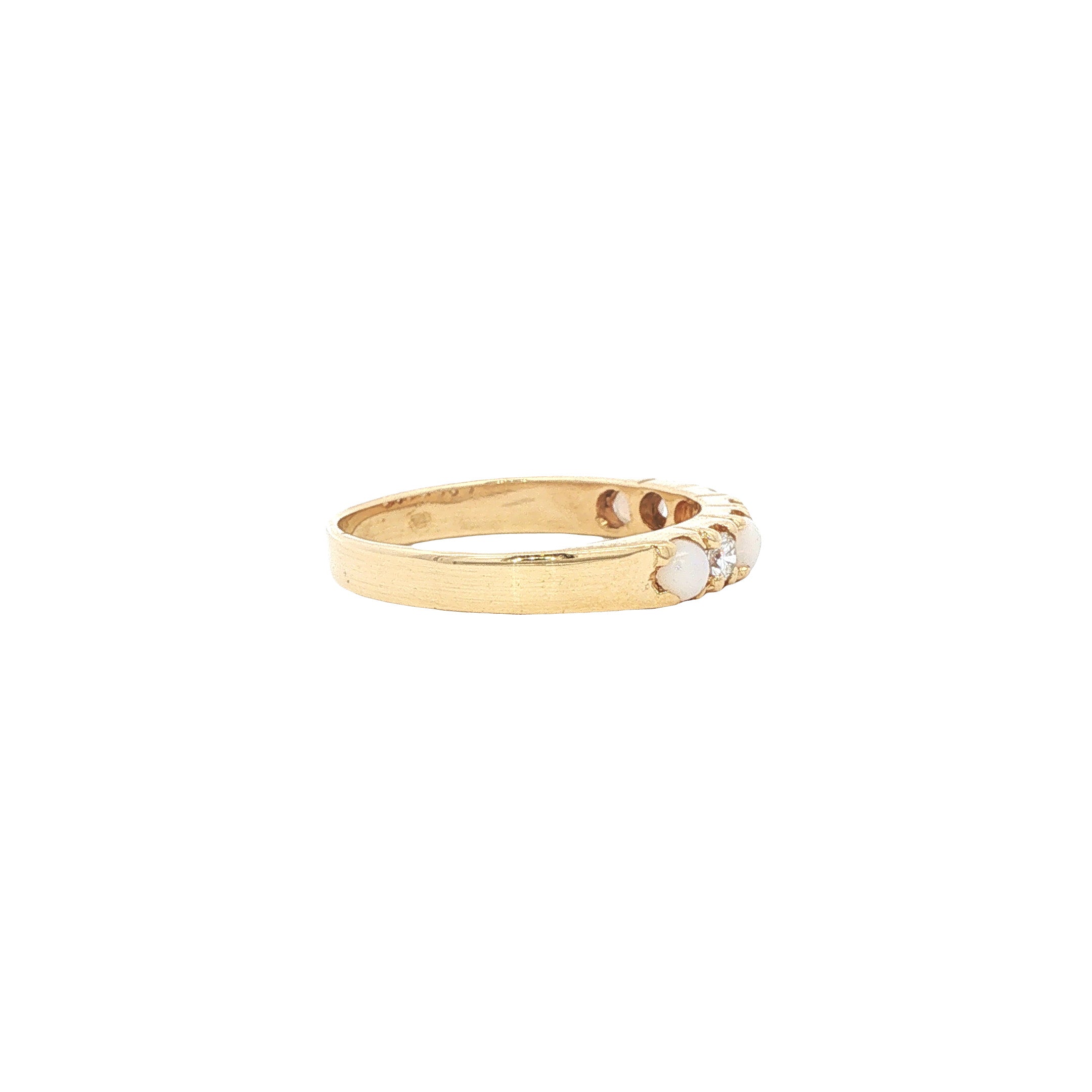 Gouden vintage ring met opaal en diamant 14 kt