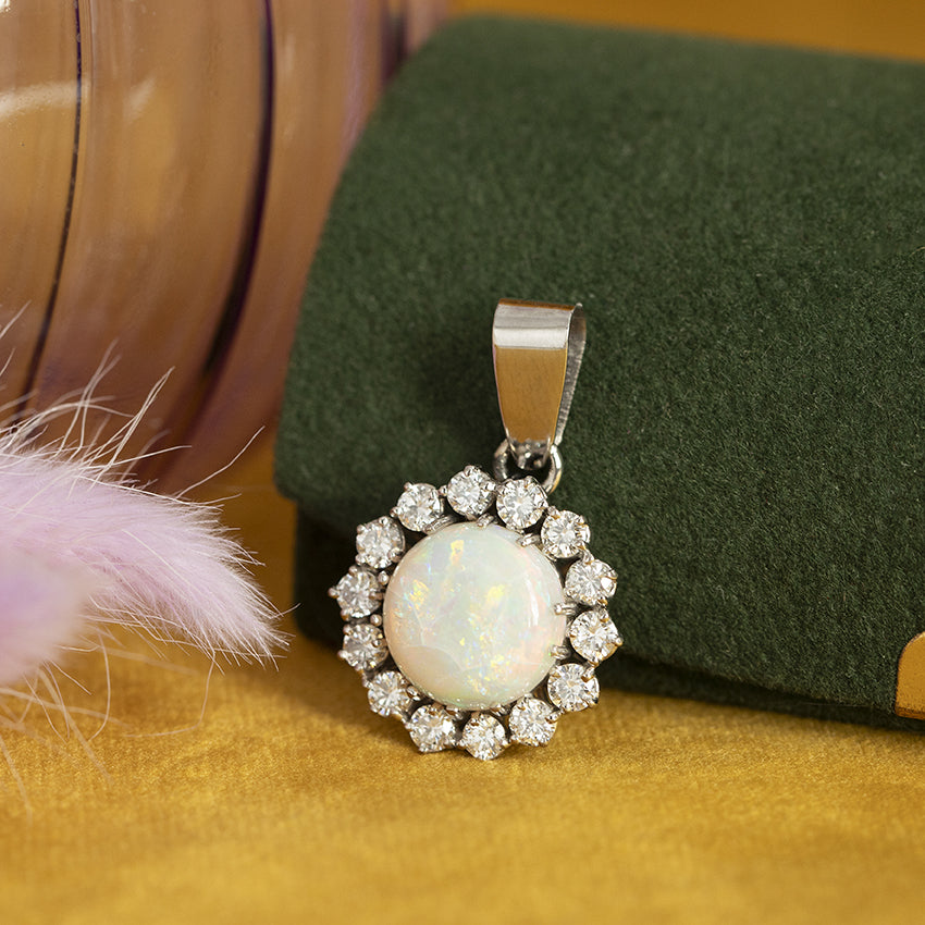 Witgouden hanger met opaal en diamant 18 kt