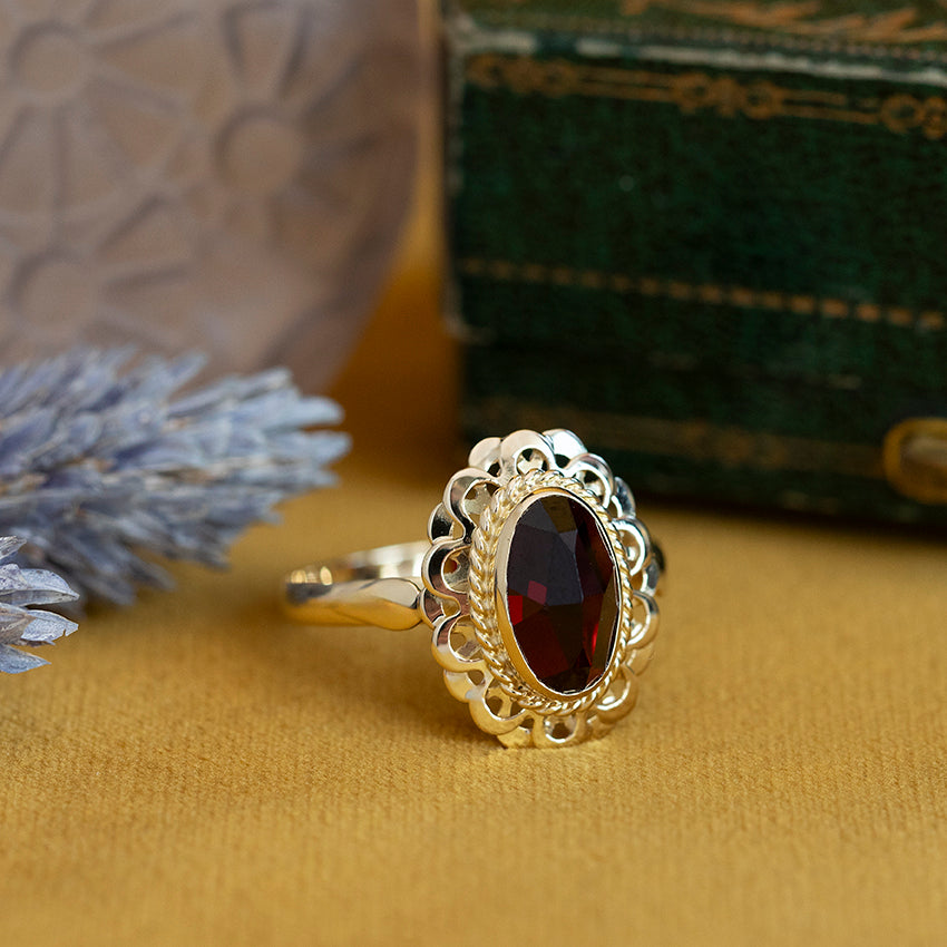Gold ring with garnet 14 kt