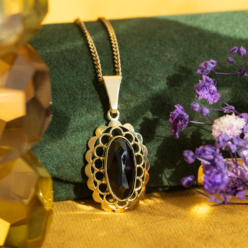 14 kt gold pendant with garnet