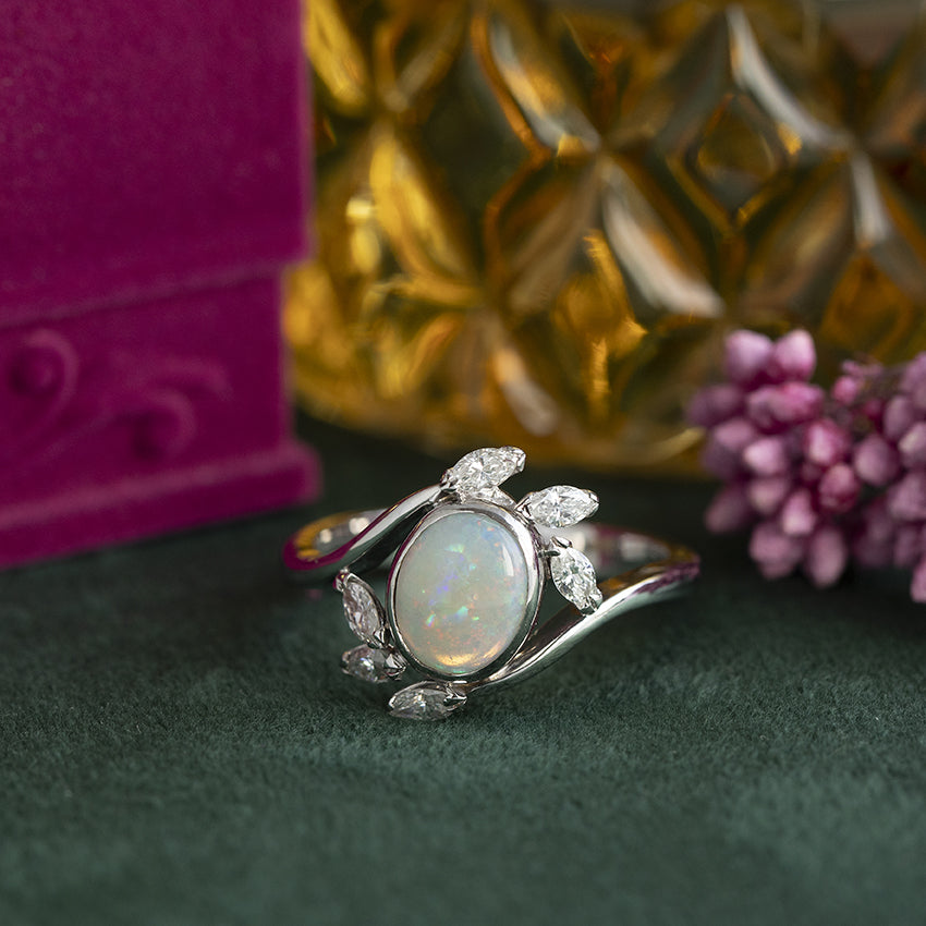 Vintage 14 kt white gold ring with opal and diamond