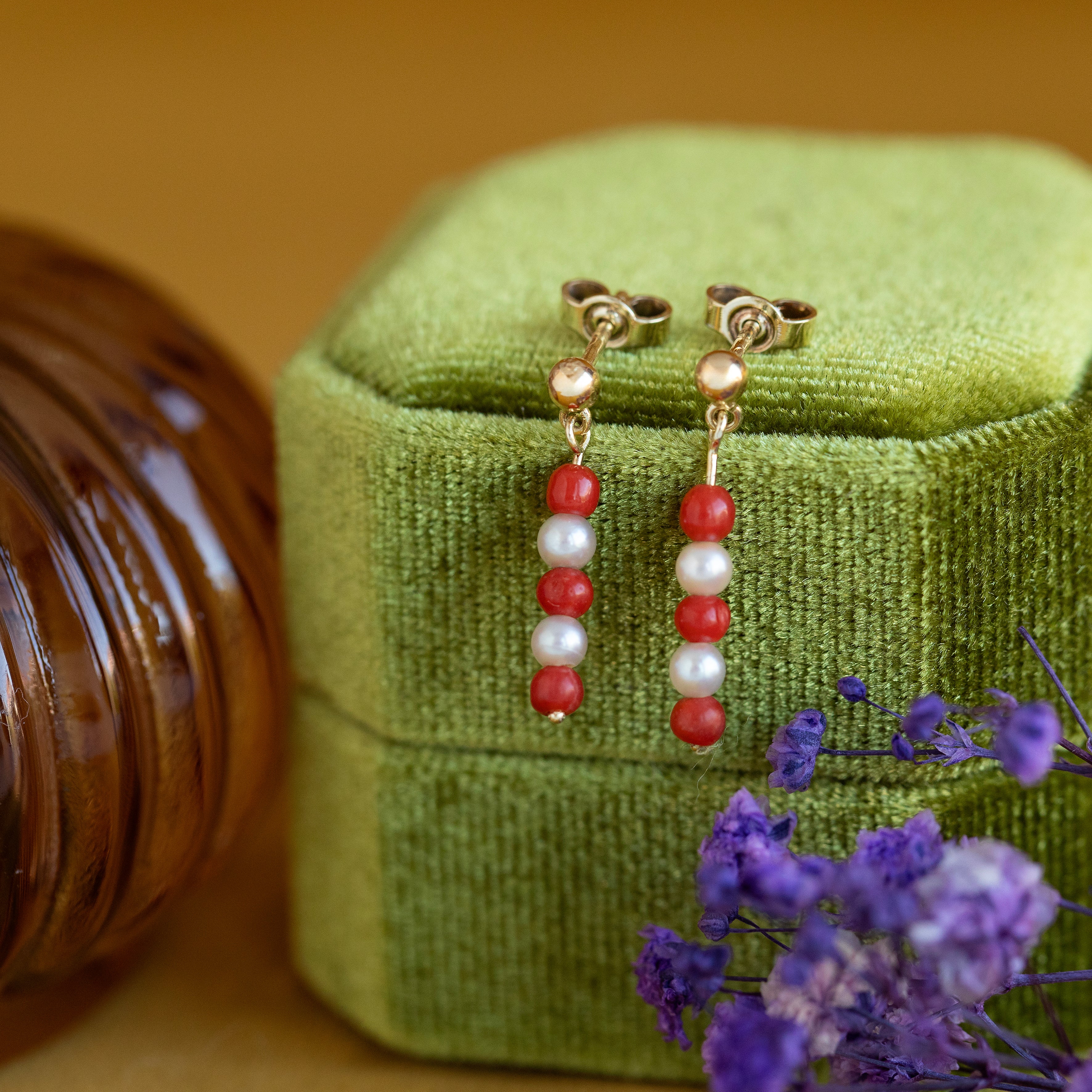 Vintage 14 kt gold stud earrings with pearl and blood coral