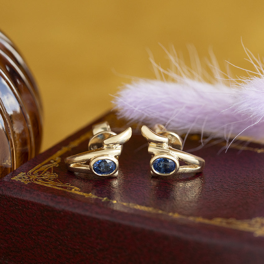 Gouden oorstekers met saffier 18 kt