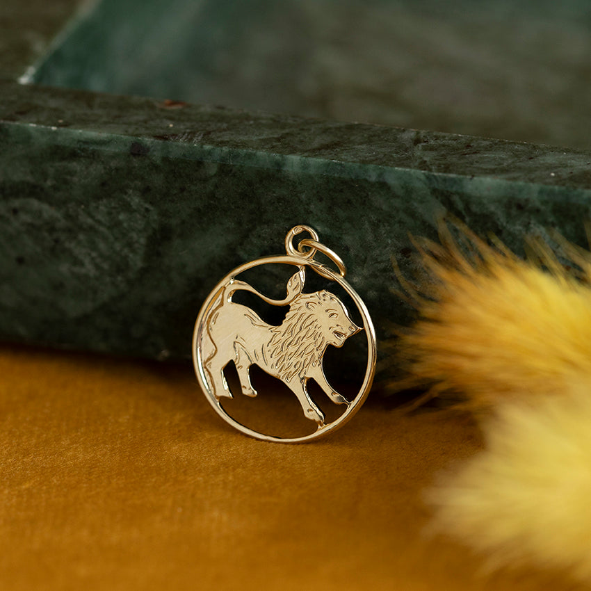 14 kt gold Leo zodiac pendant