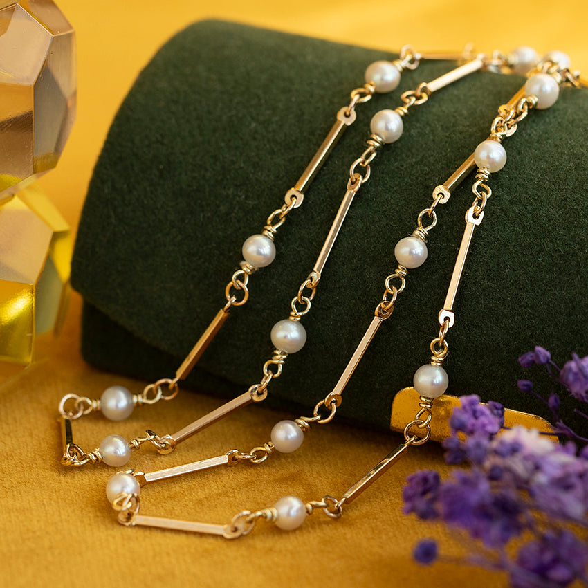 14 kt vintage gold necklace with a pearl