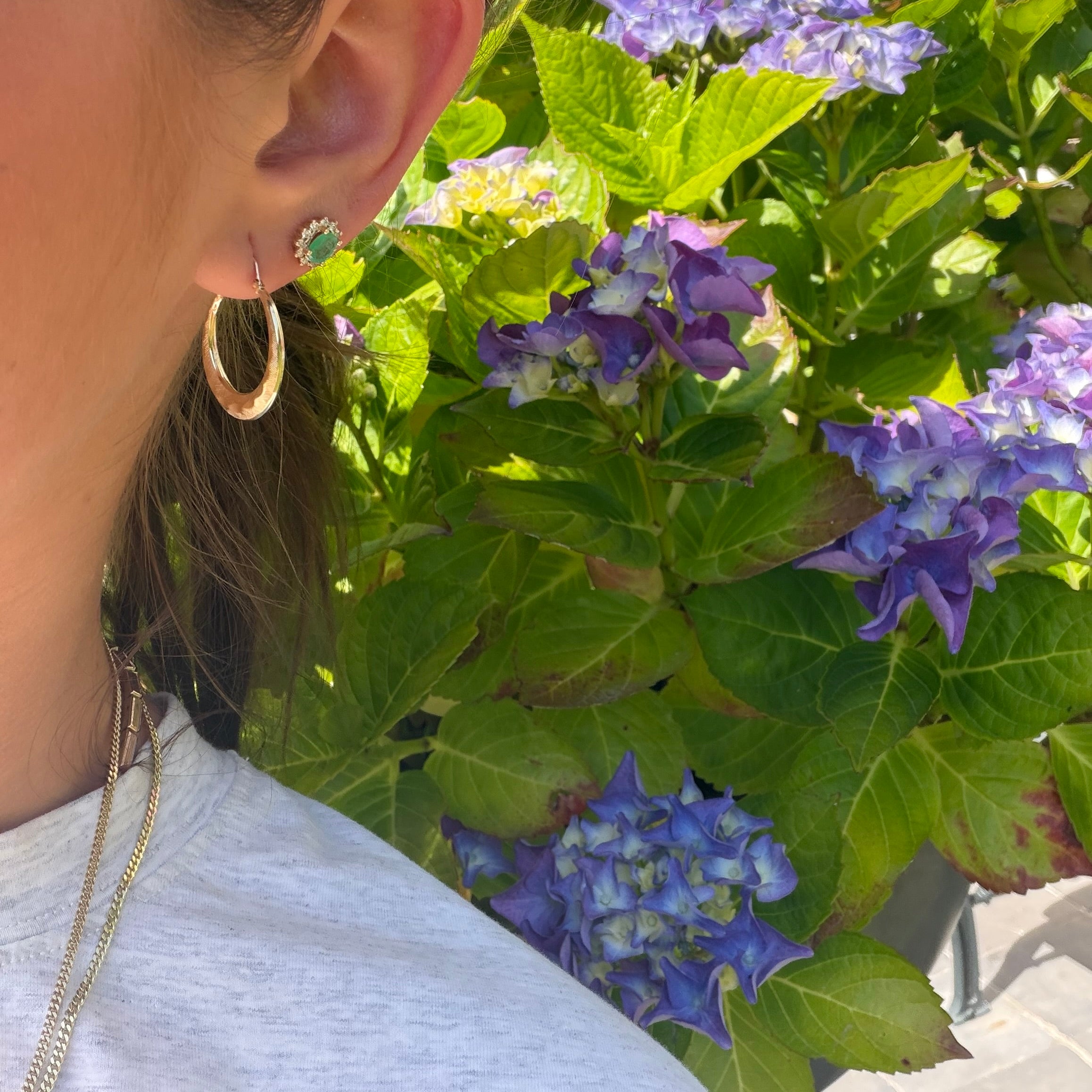 Vintage 14 kt gold stud earrings with emerald and diamond