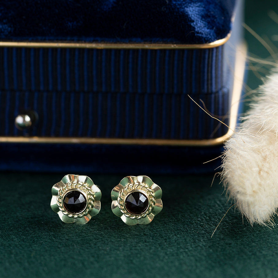 Gouden vintage oorstekers met granaat 14 kt
