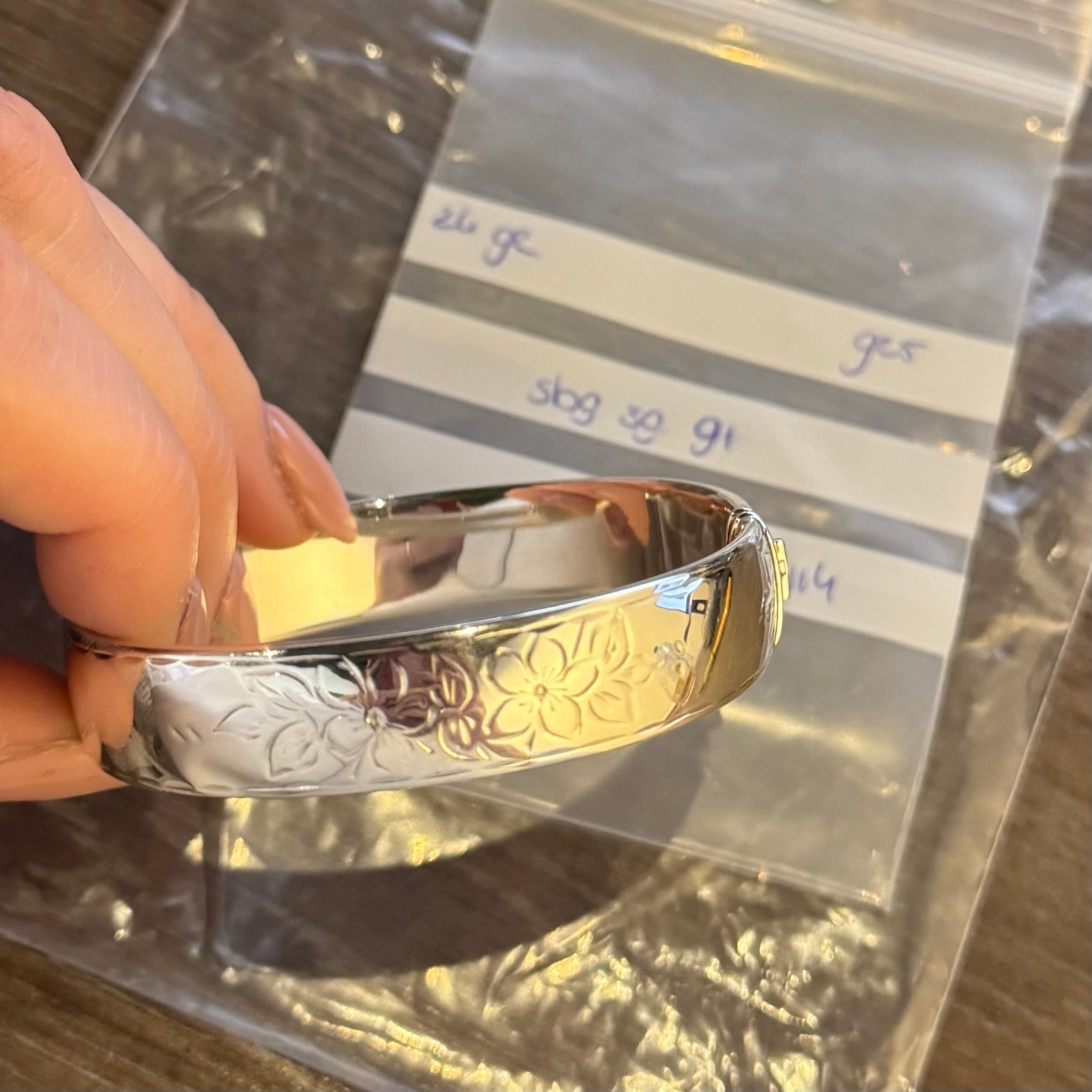 Zilveren bangle met bloemen gravure 925
