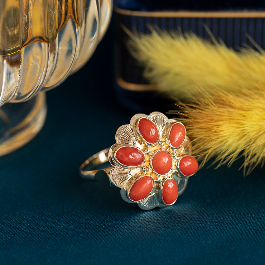 Vintage gold cluster ring with blood coral, 14 kt
