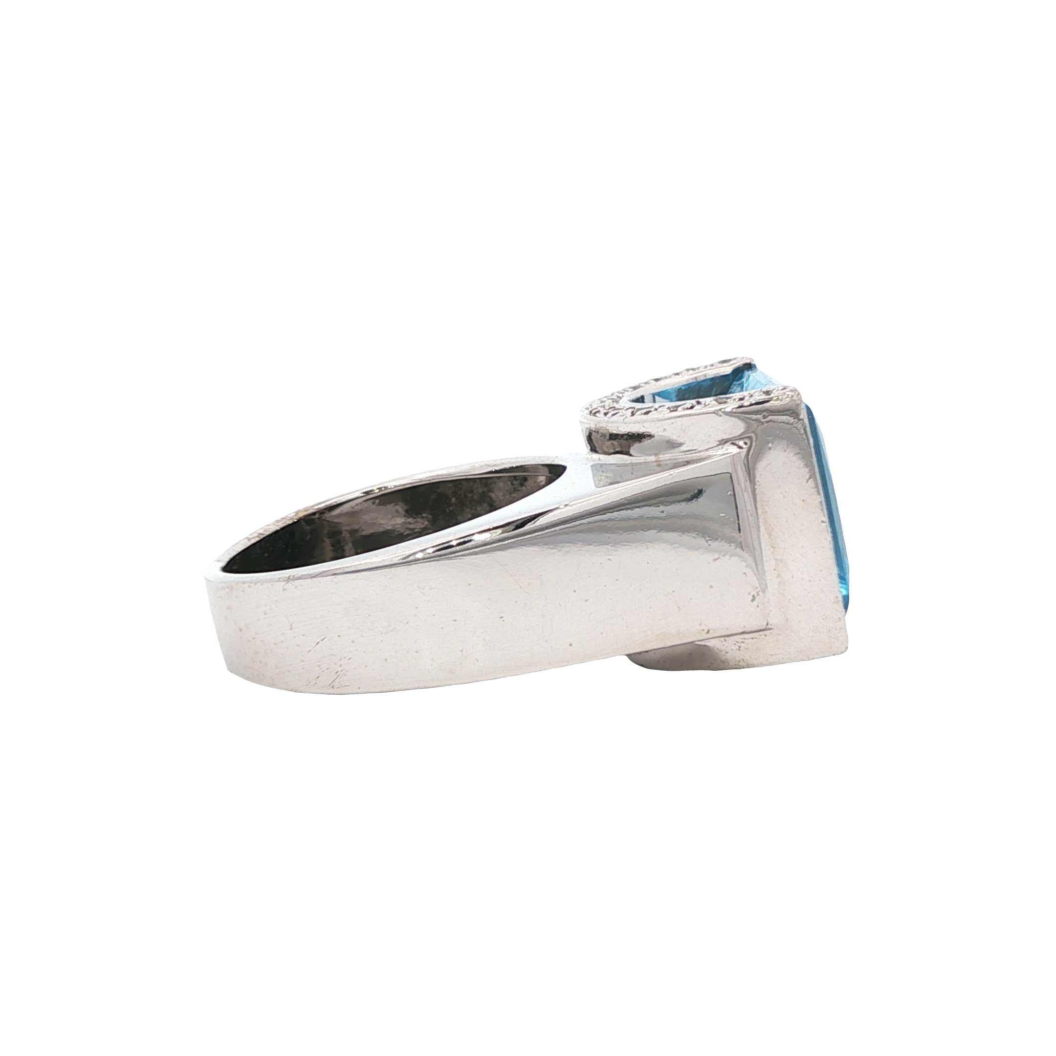 18 kt white gold ring with topaz and diamond
