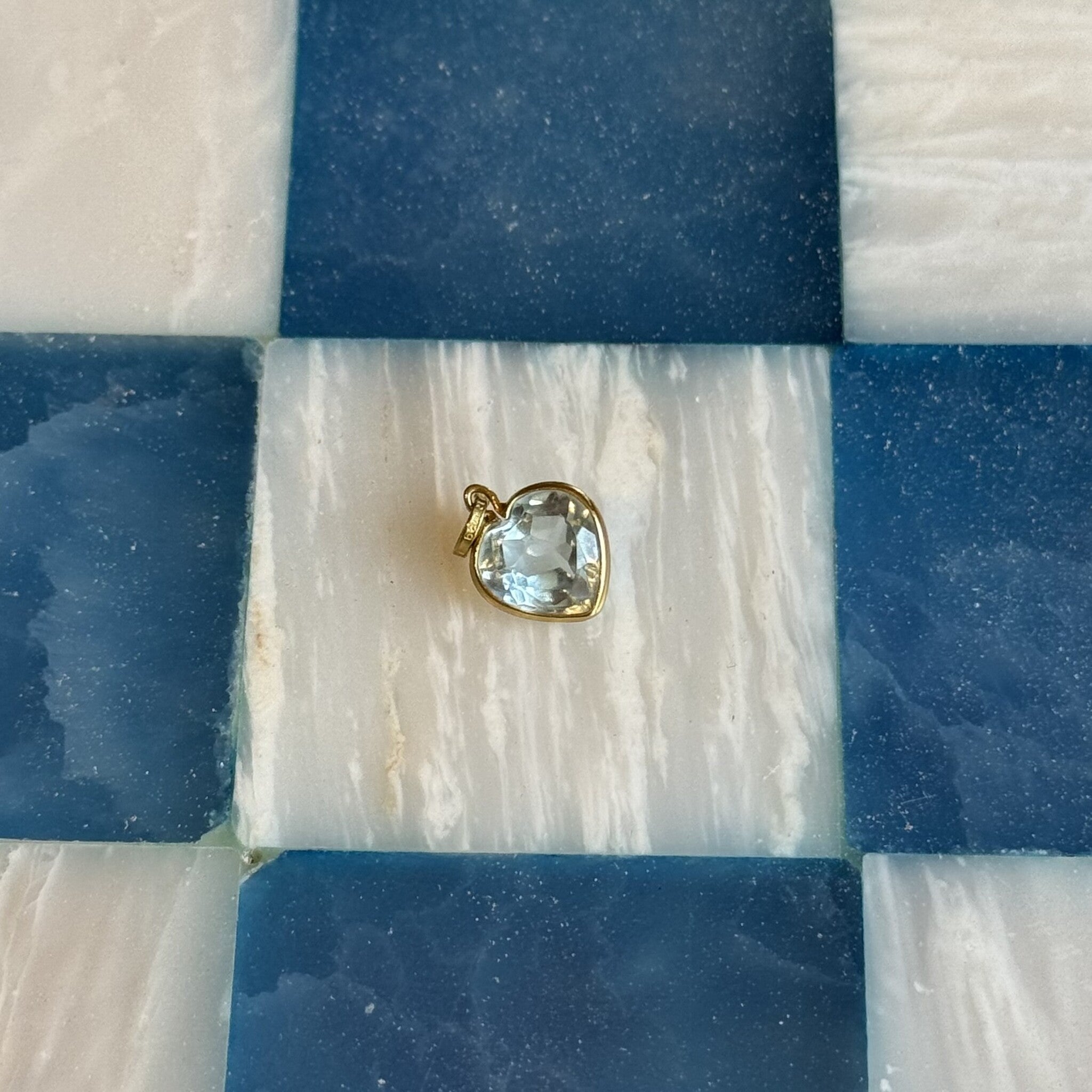 Vintage 18 kt gold heart pendant with topaz