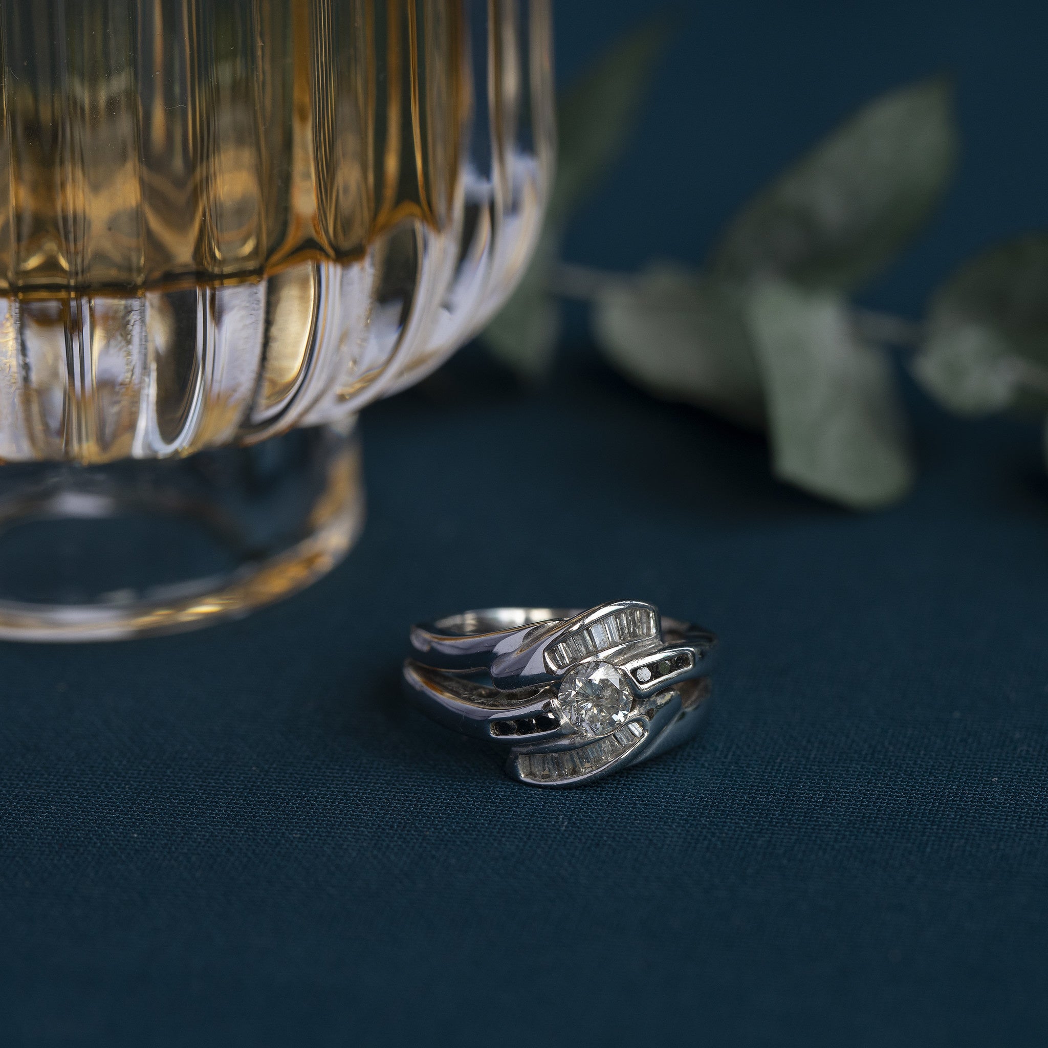 18 kt white gold ring with white and black diamonds