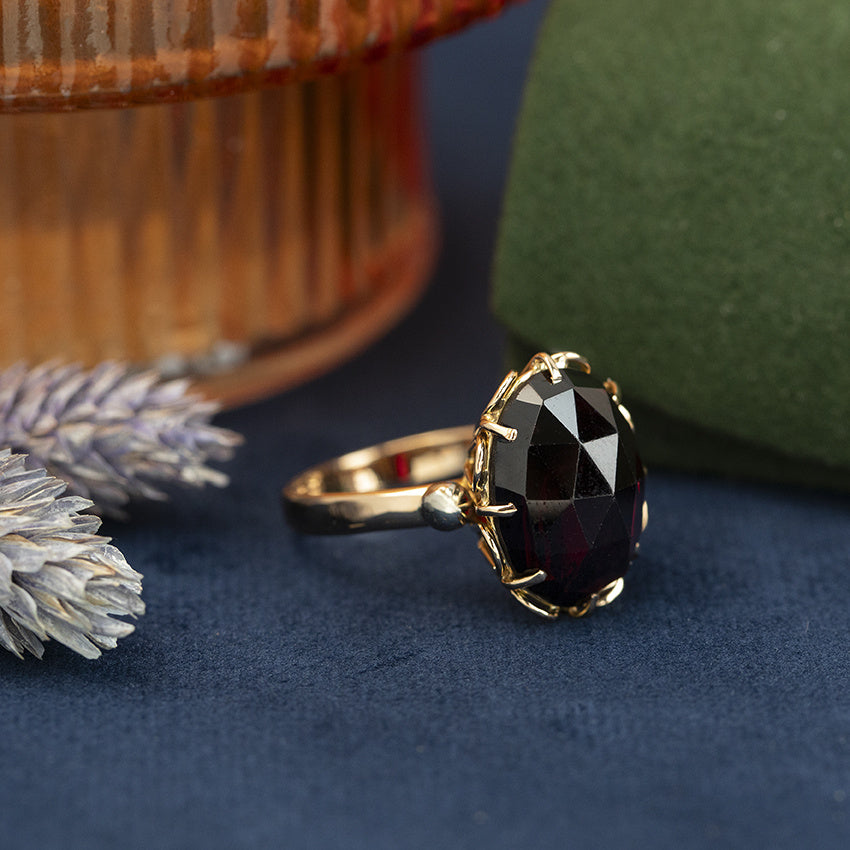 Gouden vintage ring met granaat 18 kt