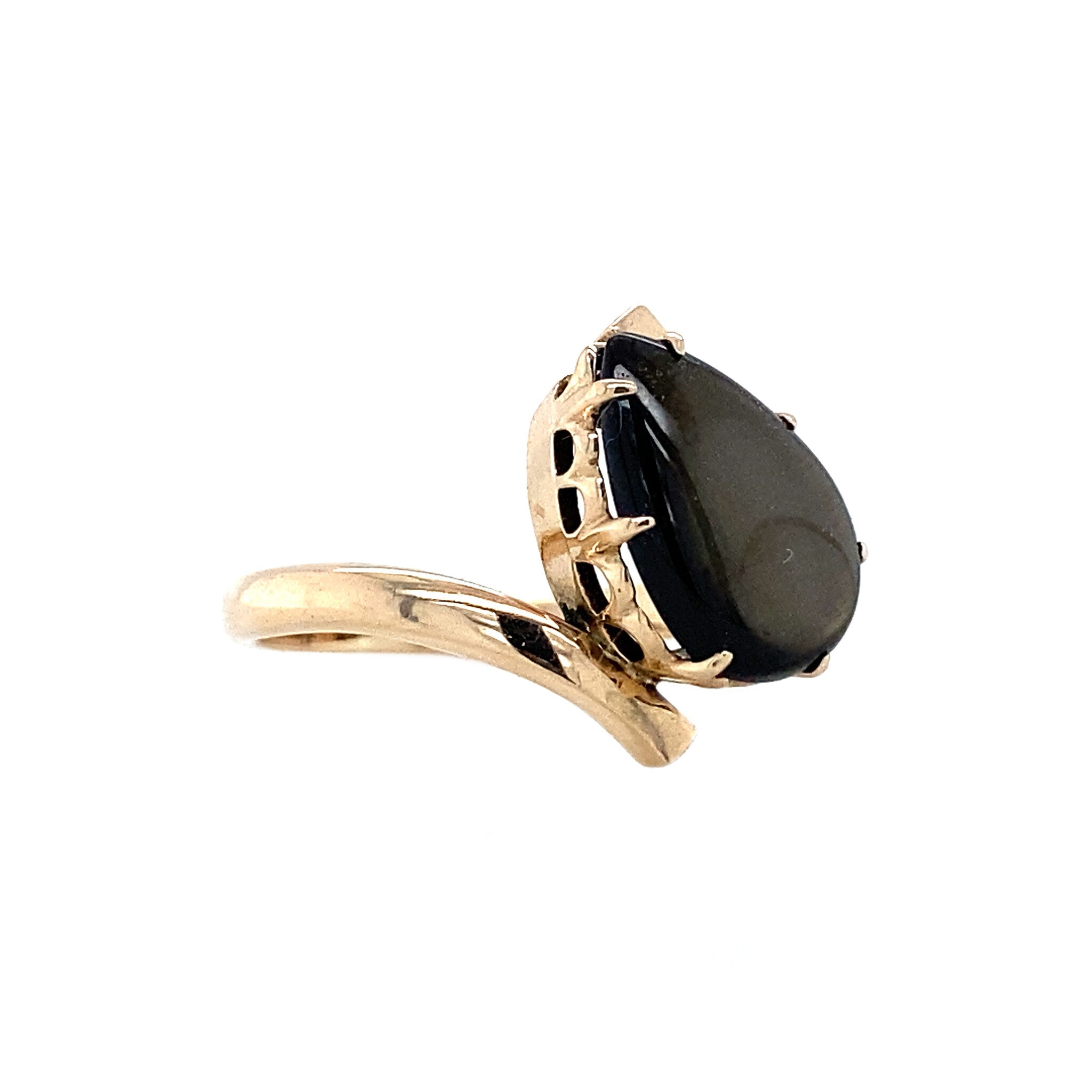 Ring with star sapphire, 12 kt