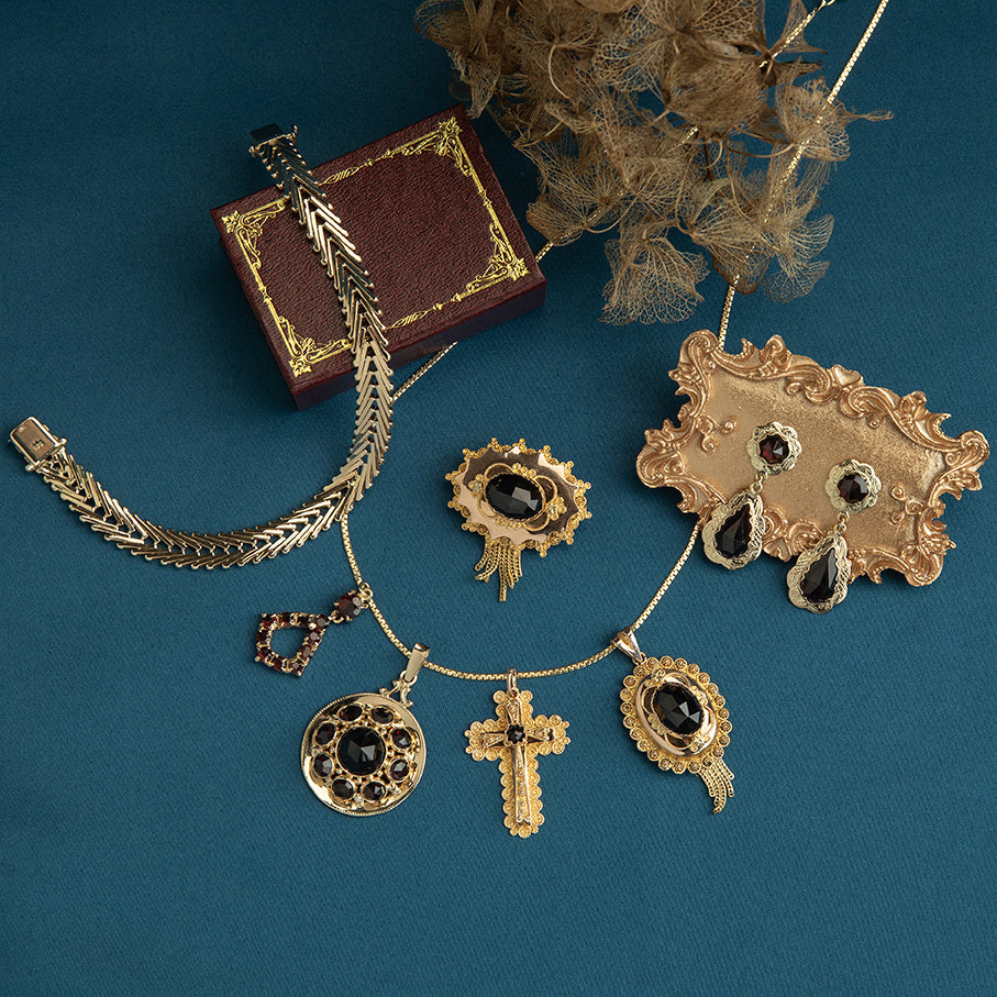 Golden vintage pendant with garnet 18 kt