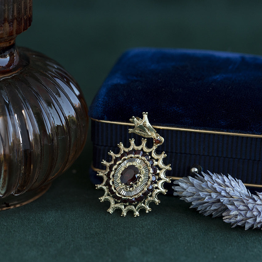 Gouden vintage entourage hanger met granaat 14 krt
