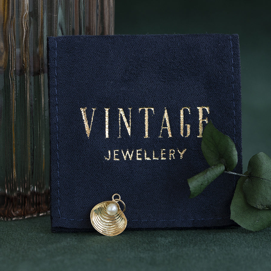 Vintage 14 kt gold shell pendant with pearl