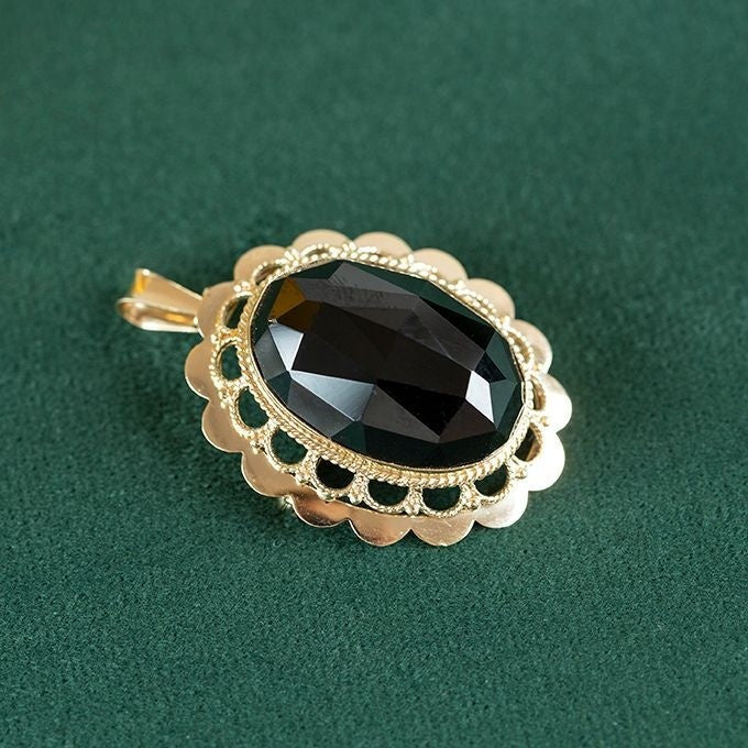 Gouden hanger / broche met granaat 14 krt