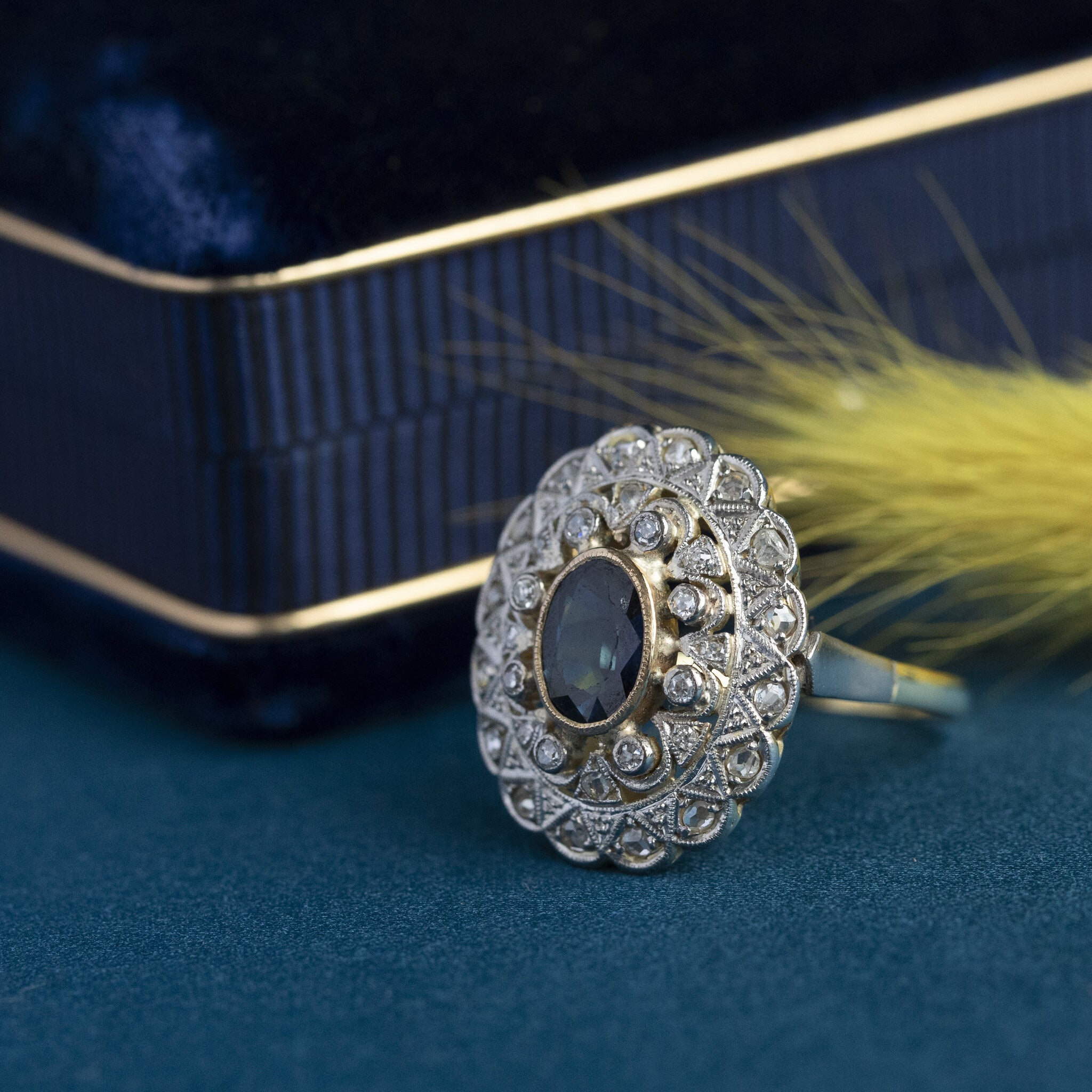 Gold halo ring with sapphire and diamond 14 kt/850