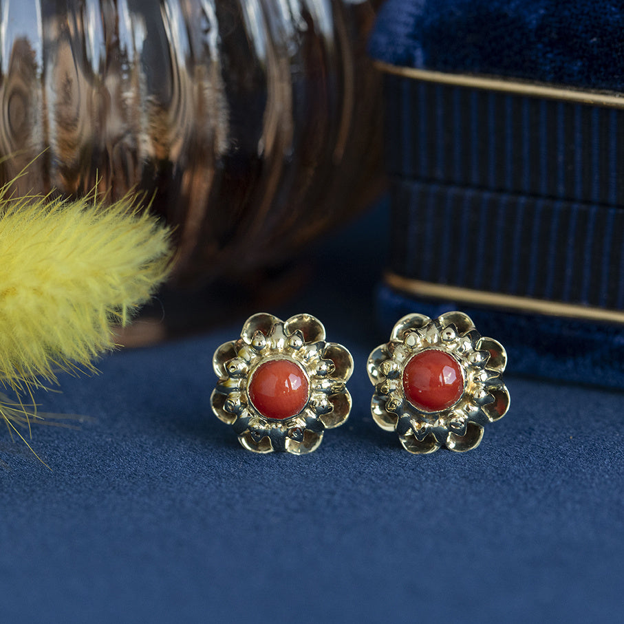 Gouden vintage oorstekers met bloedkoraal 14 krt