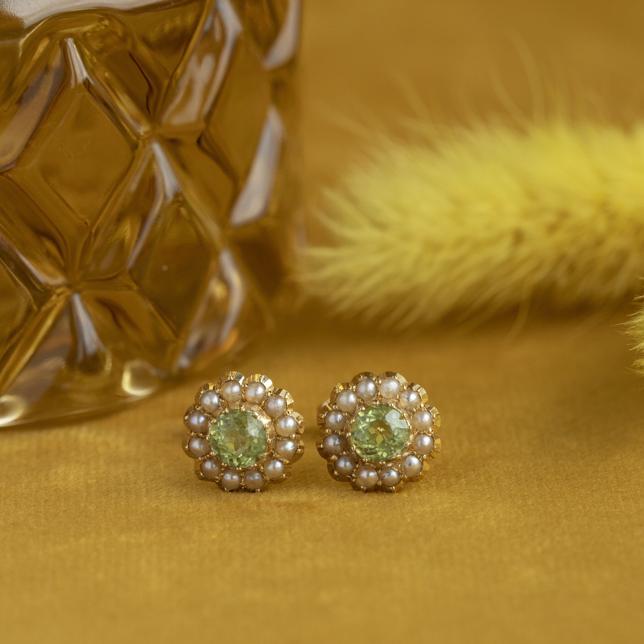 Gold entourage ear studs with peridote and pearl 14 krt