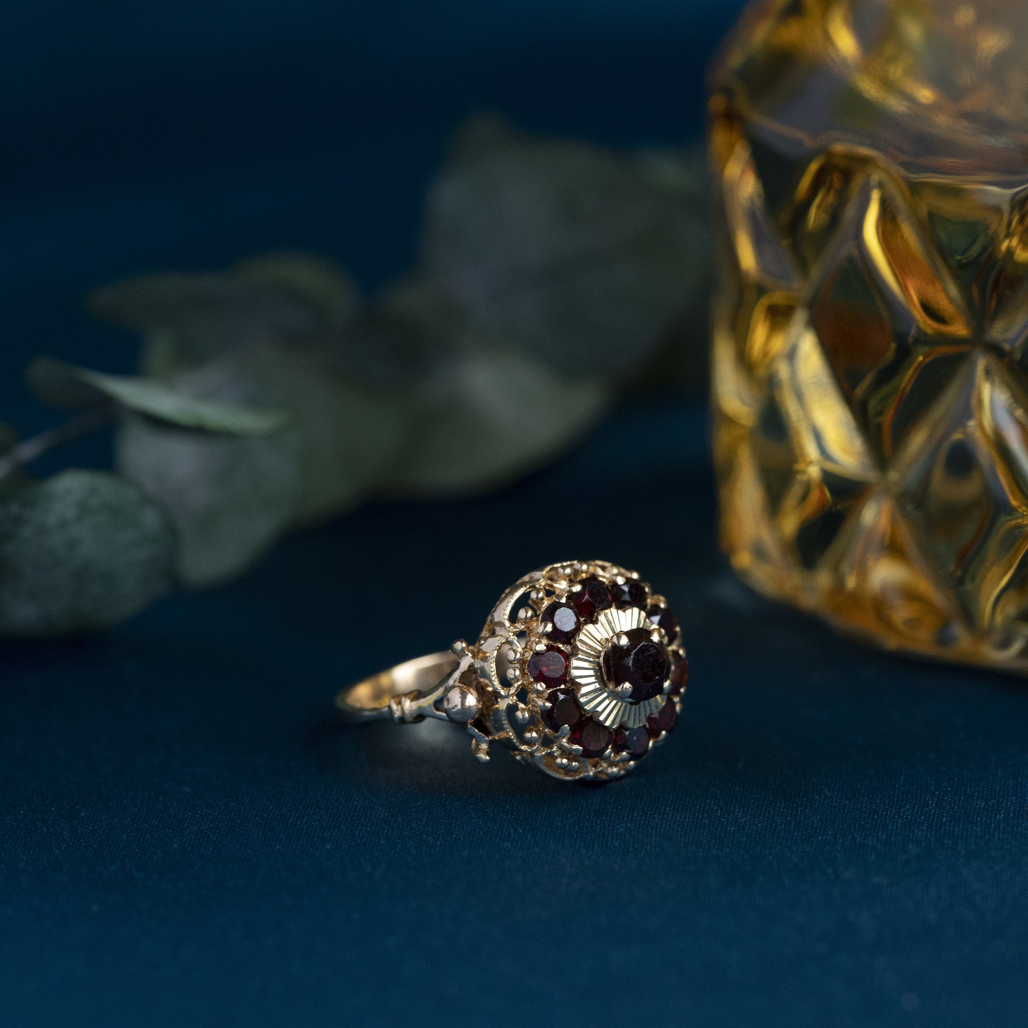 18 kt gold halo ring with garnet