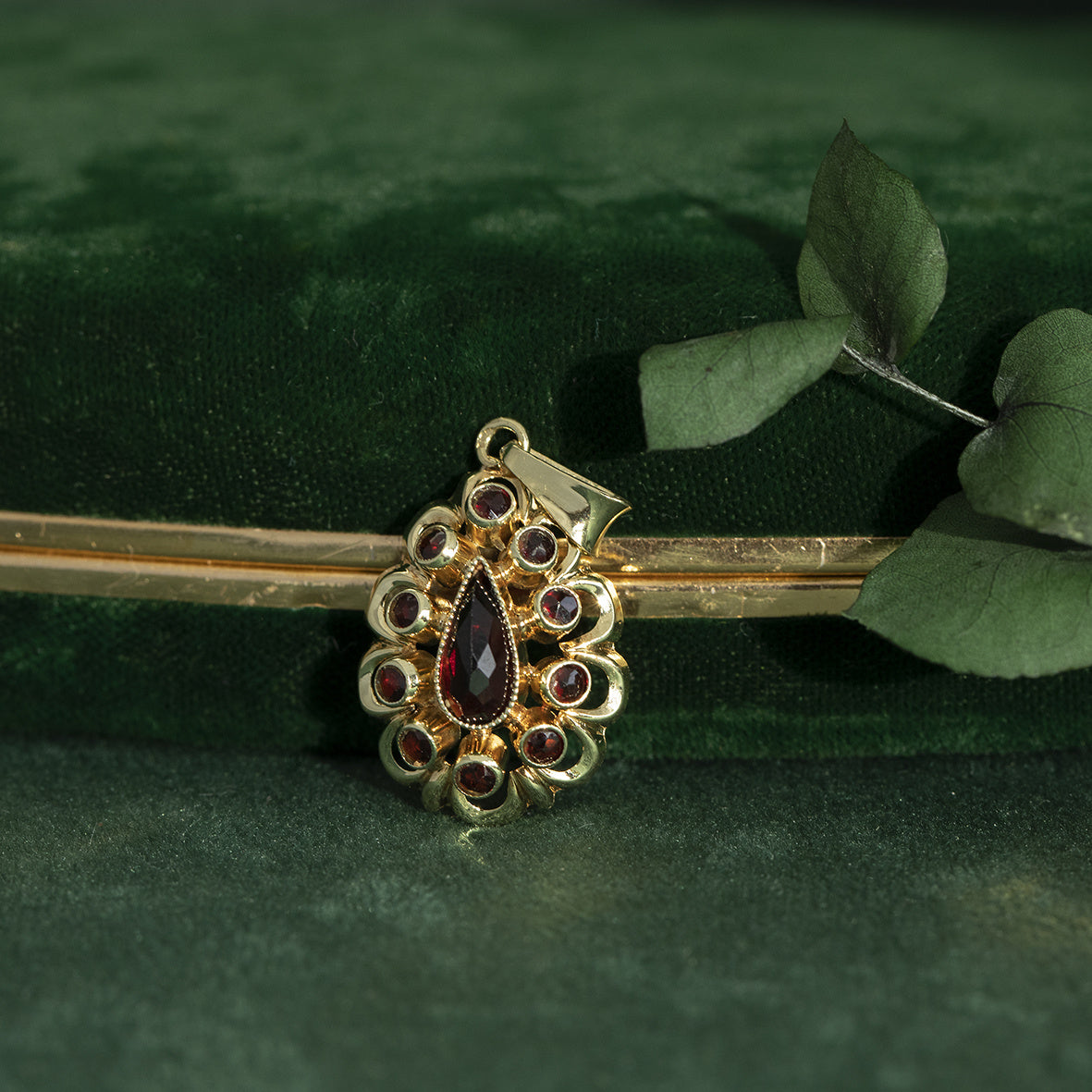 Gouden entourage hanger met granaat 14 krt