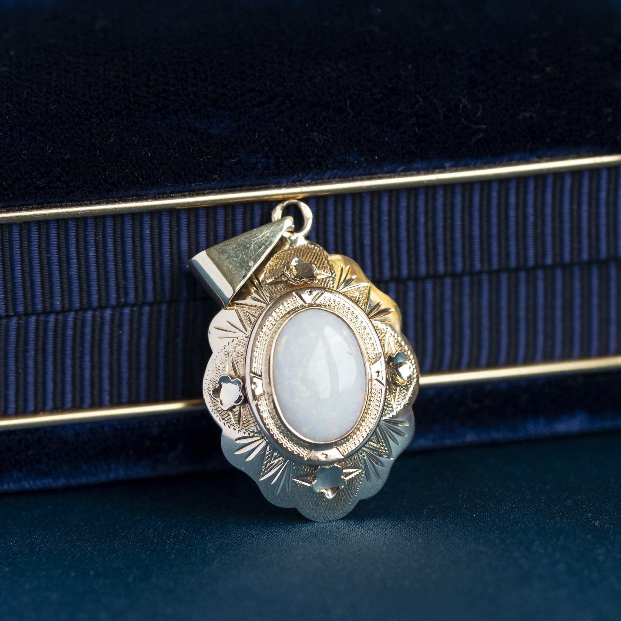 14 kt gold pendant with opal