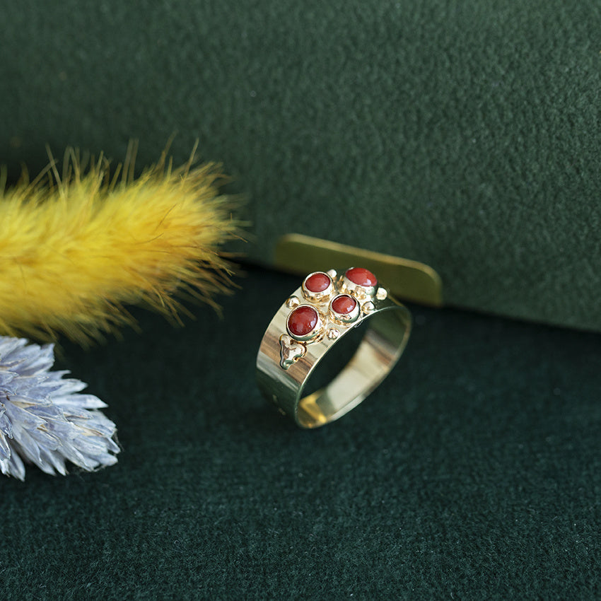 Vintage gold ring with blood coral, 14 kt