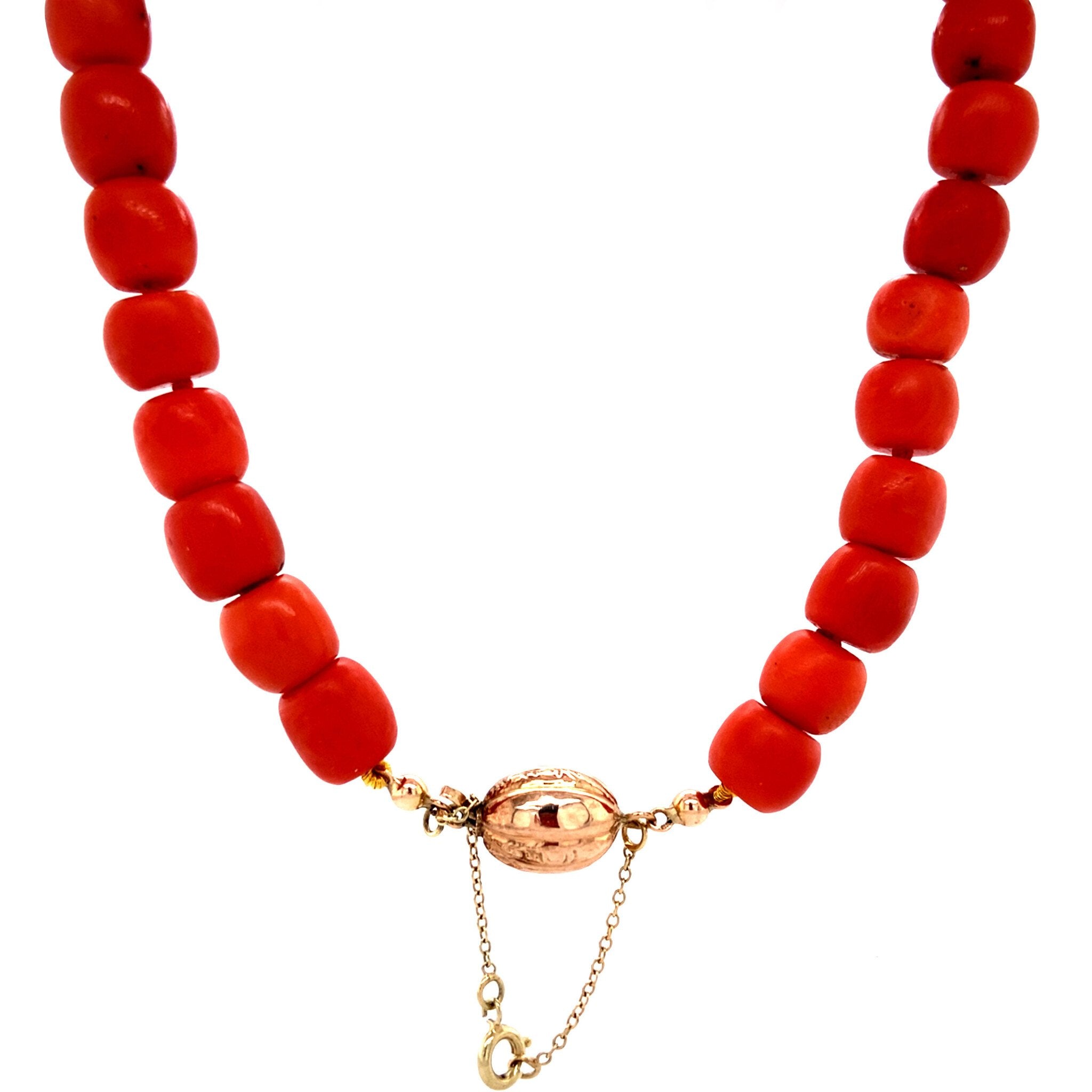 Blood coral necklace with gold clasp, 47 cm, 14 kt