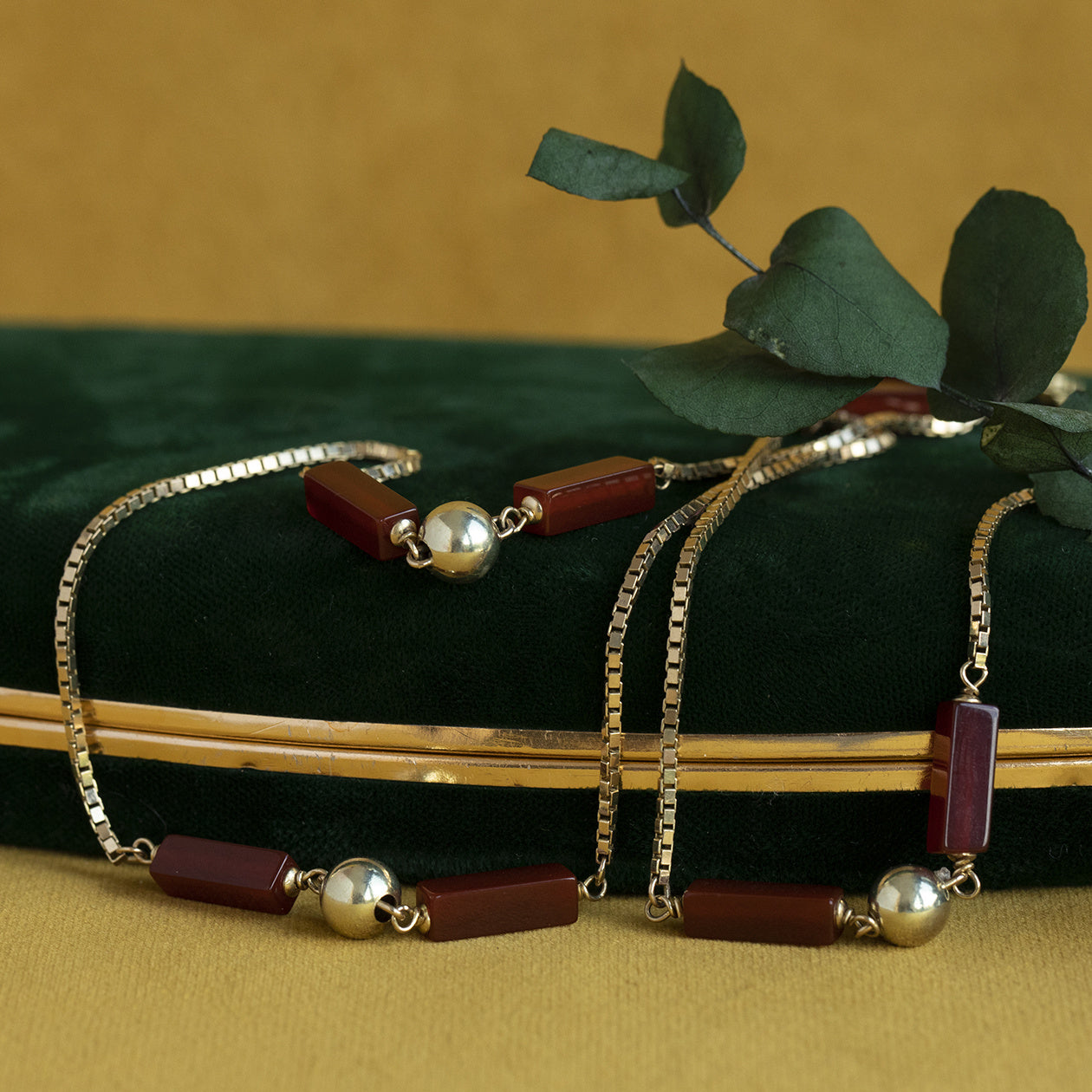 Gouden bolletjes collier met carneool 14 krt