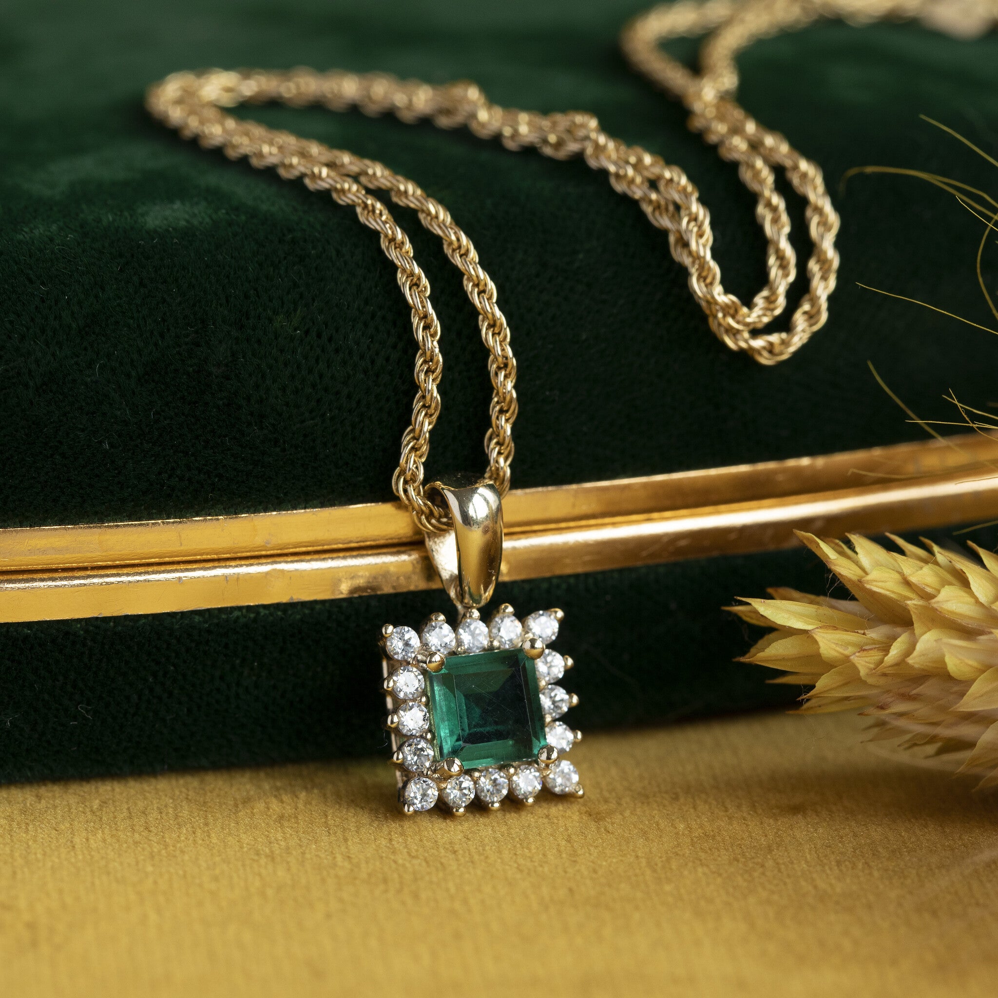 14 kt gold pendant with emerald and zirconia