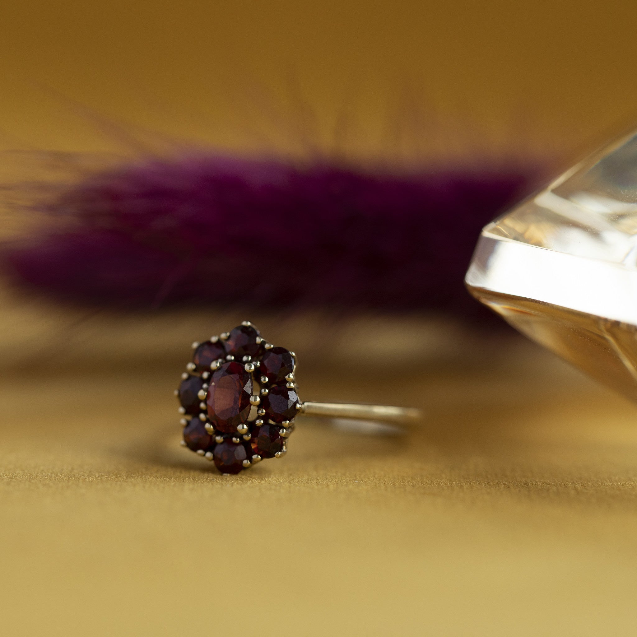 Entourage ring met granaat 8 krt