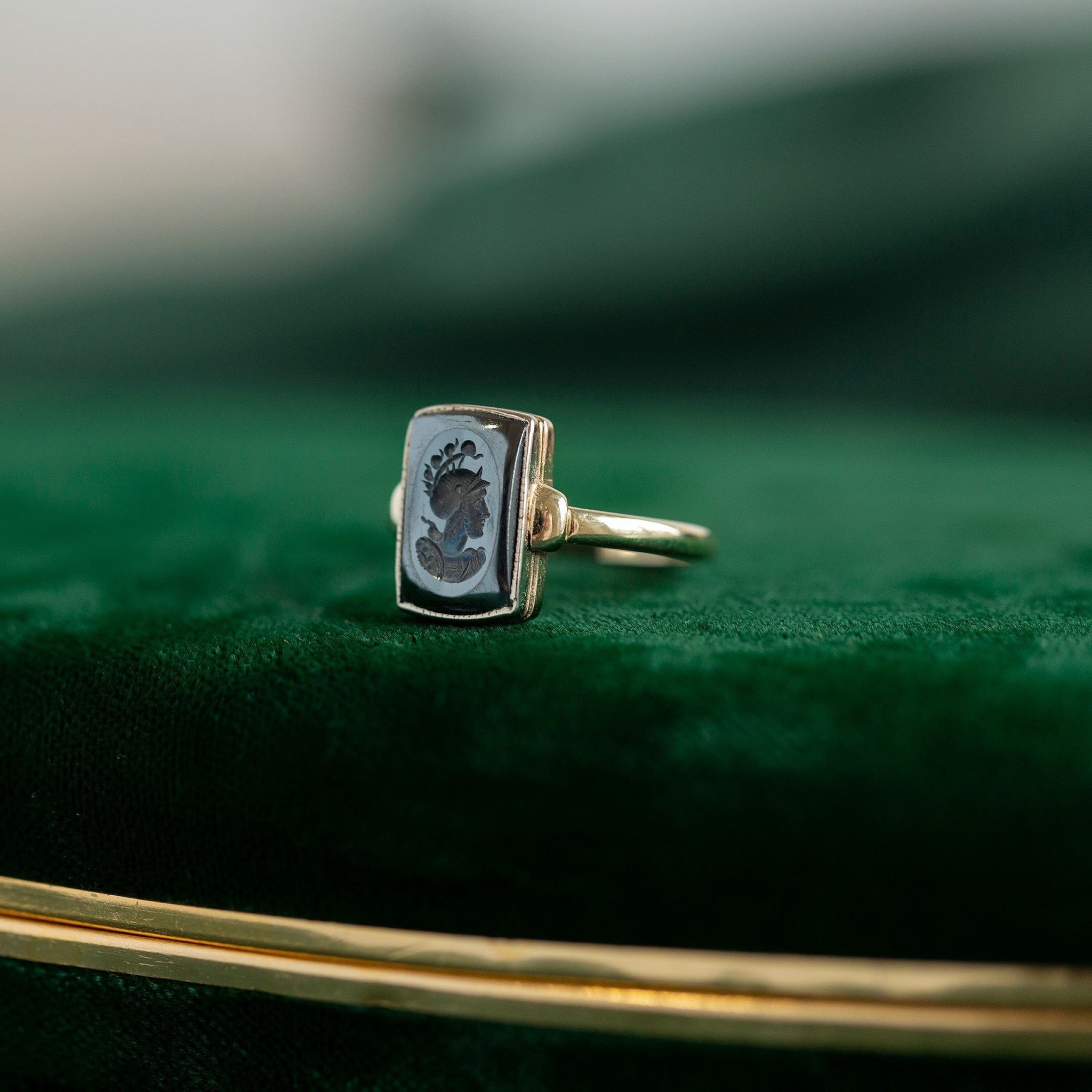 Gouden ring met hematiet 12 krt