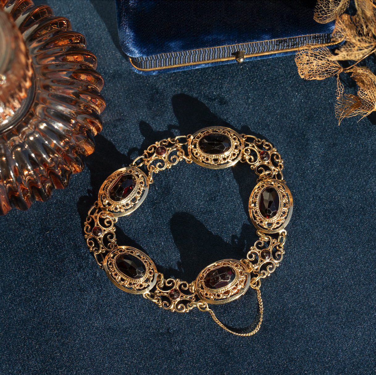 Gouden vintage bootjes armband met granaat 14 krt