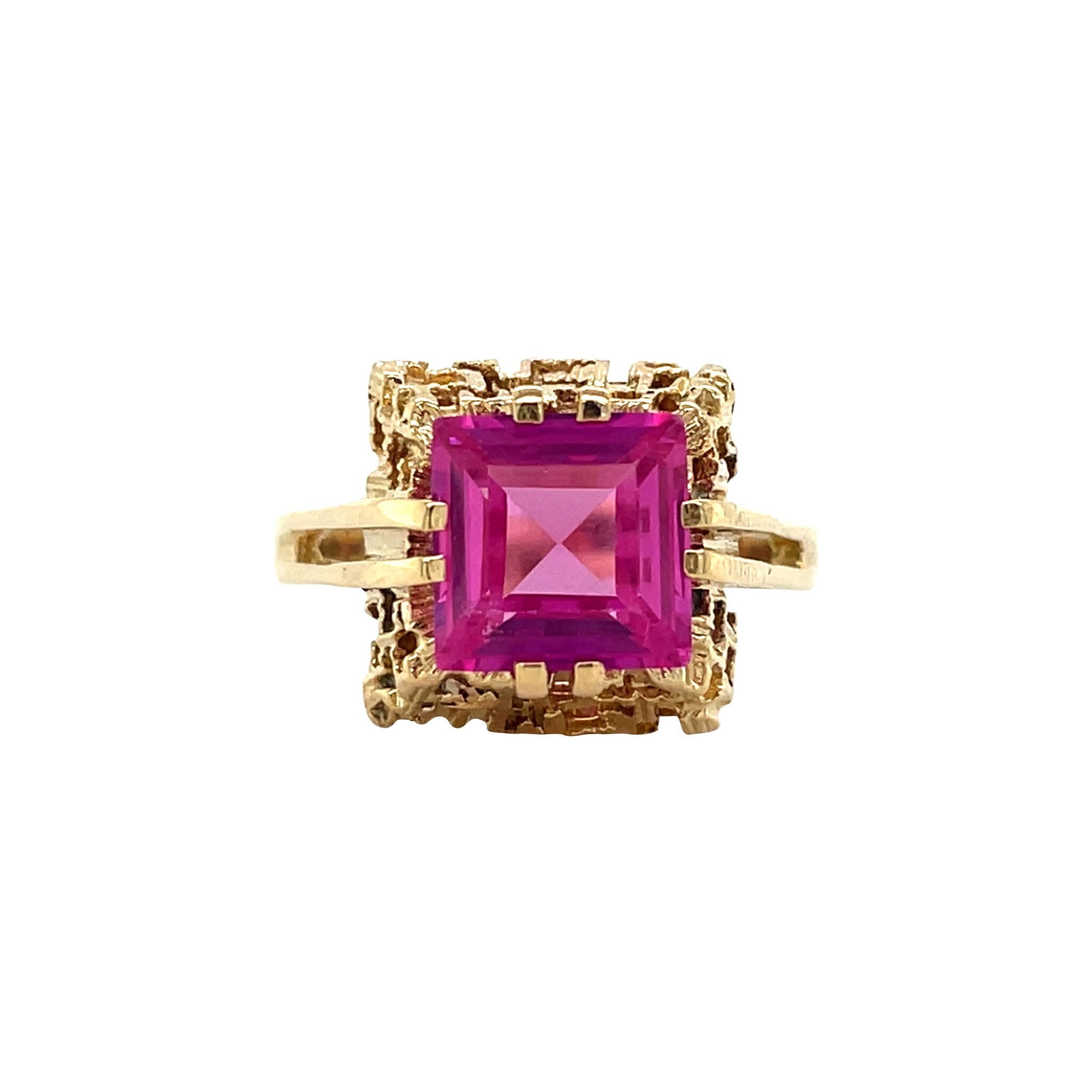 Golden vintage ring with ruby 18 kt